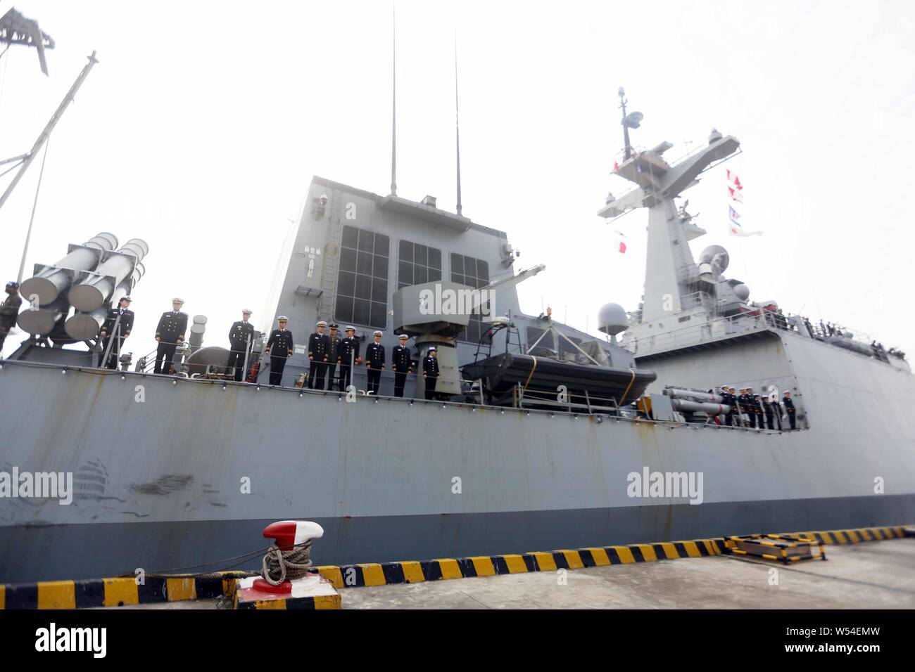 Il cacciatorpediniere ROKS Chungmugong Yi Sun-sin (DDH-975) Corea del sud la Marina arriva a un porto militare in Cina a Shanghai, 14 gennaio 2019. Due navi o Foto Stock