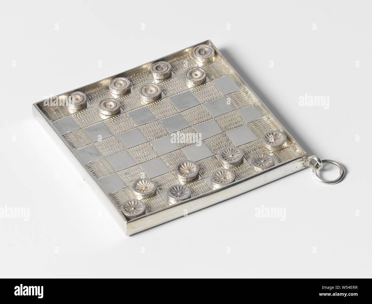 Scheda giochi con pezzi, scacchiera con facce 64. La piastra presenta un bordo rialzato e un anello di supporto. Le aree scure vengono incisi, sull'altro lato sono incise le linee per il gioco del mulino. 15 pedine sono mantenuti con la scheda. Otto pietre sono decorate con un motivo floreale e sette pietre sono decorate con un cerchio. La scacchiera è contrassegnata: stk. = Amsterdam, jrl. = E (1739), mt. = Frederik van Strant II e una lettera scritta V, scacchi, Frederik van Strant (II), Amsterdam, 1739, argento (metallo), l 5.4 cm × W 5.4 cm Foto Stock