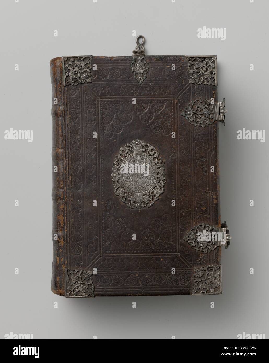 La Bibbia con argento prenota serrature, Bibbia, pubblicato a Leida con Jan Paets e Jan Bouwenszoon, anno 1611, in un vitello stampato legante con finiture in argento. Una cresta di famiglia è stata collocata nel medaglione sul lato anteriore e una scena biblica sulla retromarcia. La mandria su angoli e presso i fossati mostra disposte simmetricamente uccelli tra viticci., Jan Jacobszoon Paets, 1611, sloten, h cm 5,5 w 11,5 cm × l 17,0 cm Foto Stock