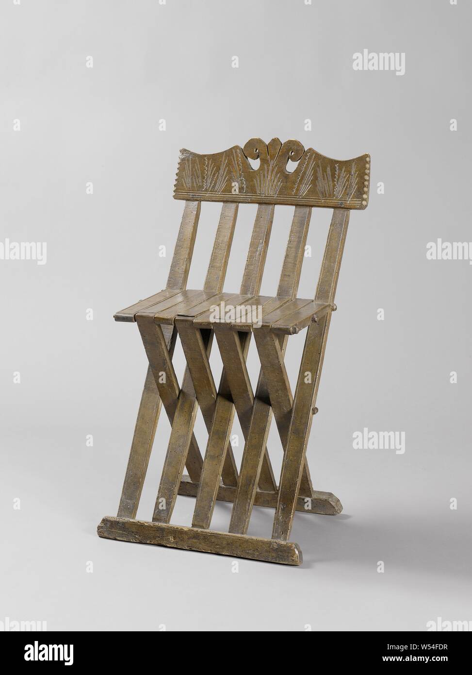 In legno di faggio sedia pieghevole, con cinque stecche in retro e nove in sede. La soglia superiore del retro mostra un semplice rivestimento della tacca e archi del controbattitore sulle estremità., anonimo, Italia, 1500 - 1600, il legno (materiale vegetale), Faggio (legno), h 79 cm × W 44,5 cm × d 47 cm h 48 cm × d 25 cm Foto Stock