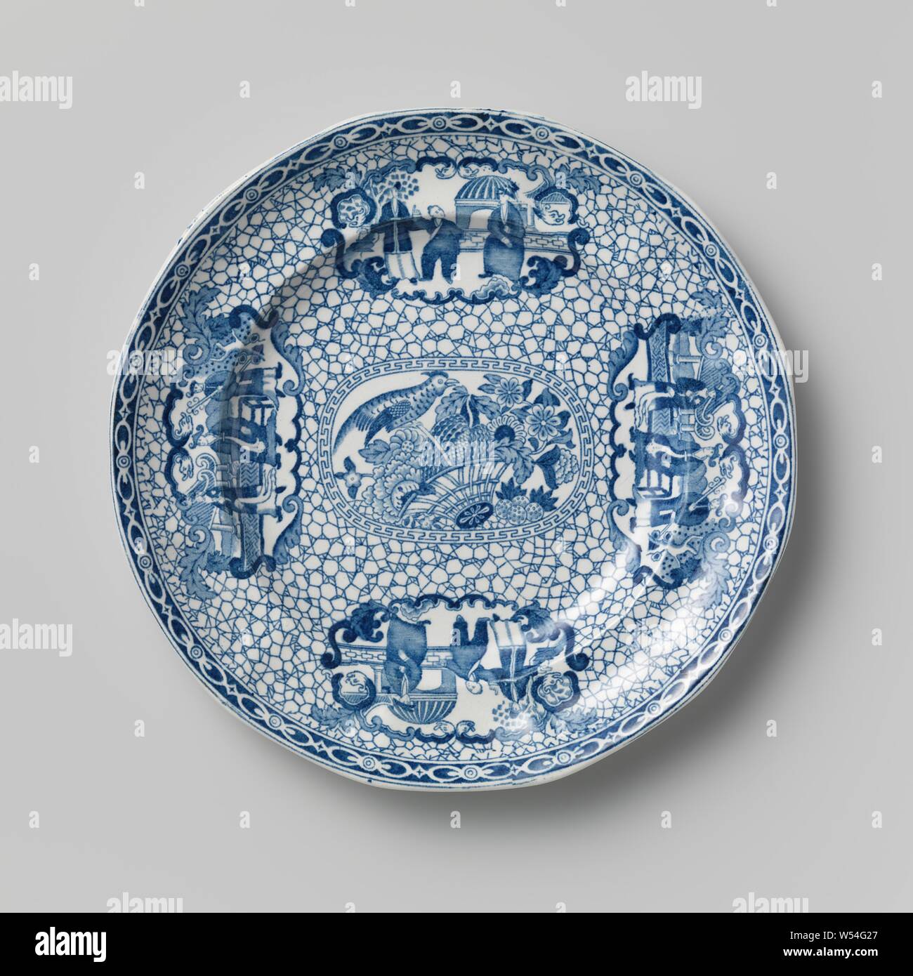 Piastra rotonda di hard-sparò di coccio con una decorazione blu, piastra rotonda di hard-frittura di terracotta, con una decorazione in blu. La decorazione è costituita da una rete in cui quattro medaglioni sono salvati sul bordo e un medaglione centrale. All'interno del medaglione in medio è sceso di un cesto di frutta e fiori con un uccello dipinto e in altri quattro medaglioni di una scena con tre figure cinesi., anonimo, Inghilterra, c. 1920, terraglia, d 22,5 cm × h 2,9 cm Foto Stock