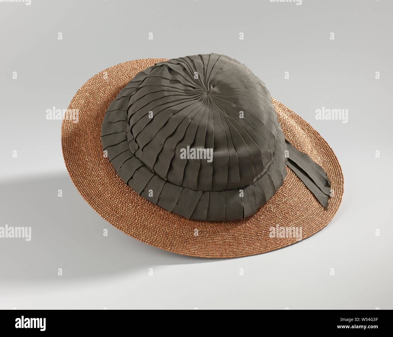 Cappello con orlo piatto della striscia arancione paglia e flessibile di sfera marrone, il cavo a nastro piatto con orlo di banda arancione paglia e sfera flessibile del cavo marrone, Amsterdam, Augusta Maria Agnese Witsen-Schorr, sbucciare Marte, c. 1910, rand, Bol, d 39 cm × h 11 cm Foto Stock