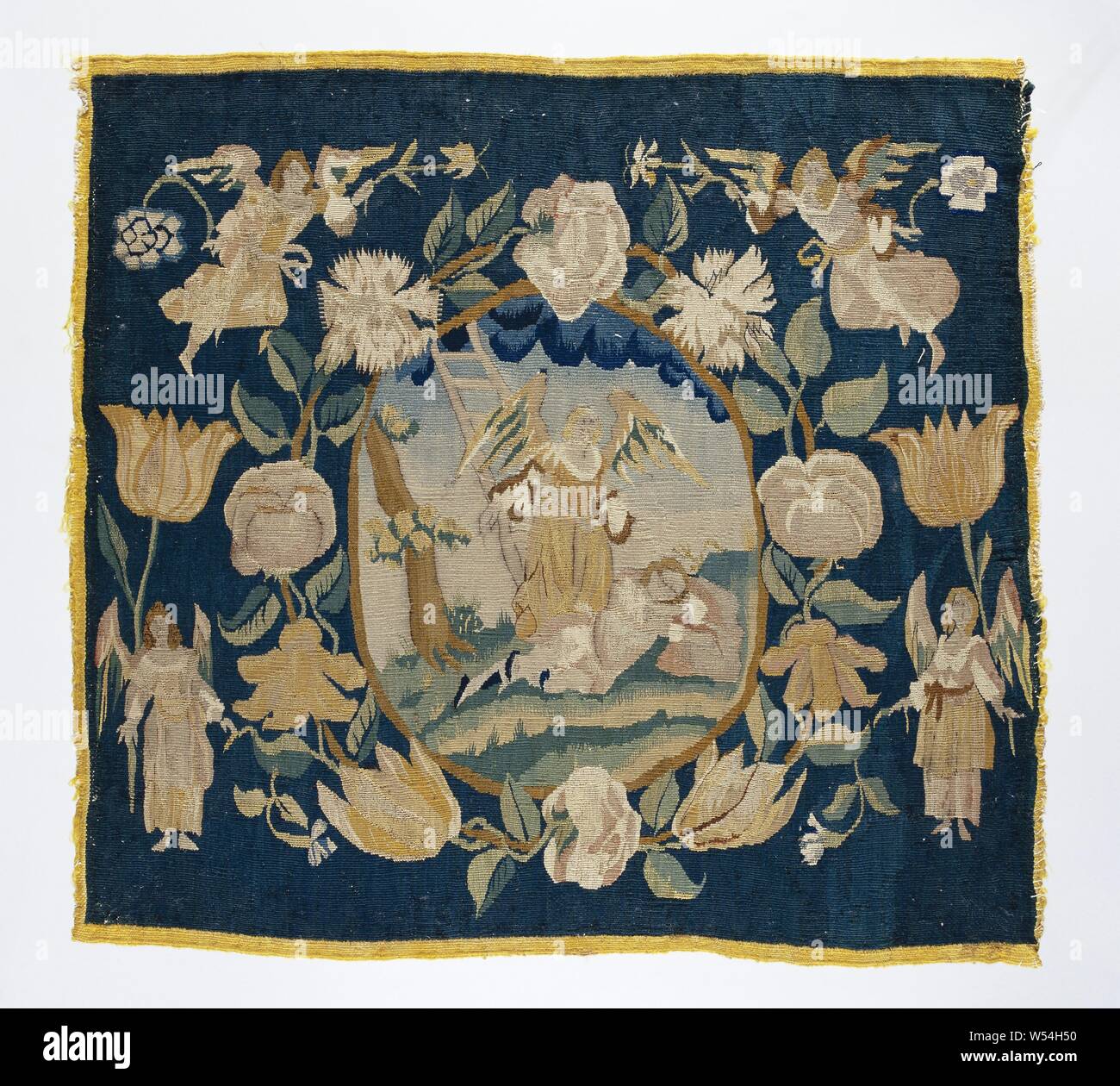 Il sogno di Giacobbe la storia di Giacobbe, all'interno di una corona di fiori (titolo serie), cuscino di tappeto tessuto con Giacobbe in un paesaggio, sognando ai piedi di una scala con un angelo in piedi (GEN. 28: 10-15). Il cuscino è parte di una serie di cuscini con la storia di Giacobbe, anonimo, Paesi Bassi del Nord, c. 1660 - c. 1675, ketting, inslag, arazzi, h 55,5 cm × W 60 cm Foto Stock