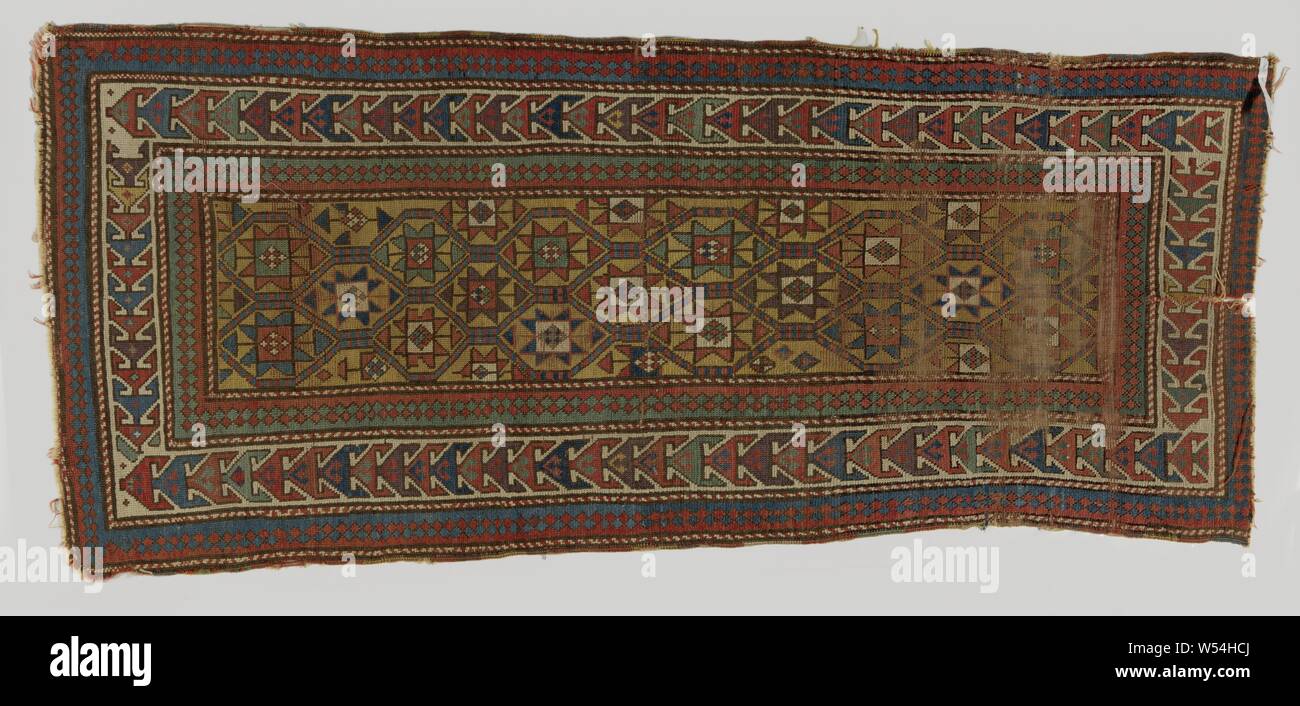 Tappeto orientale, tappeti orientali di lana annodati, griglia star indumento, ocra gialla a centrocampo dei quali è decorato con diamanti con stelle ad otto punte. Intorno a tre bordi di cui quello centrale è decorato con triangoli con ganci., anonimo, Kaukasus, 1800 - 1900, lana, h 240 cm × W 109 cm Foto Stock