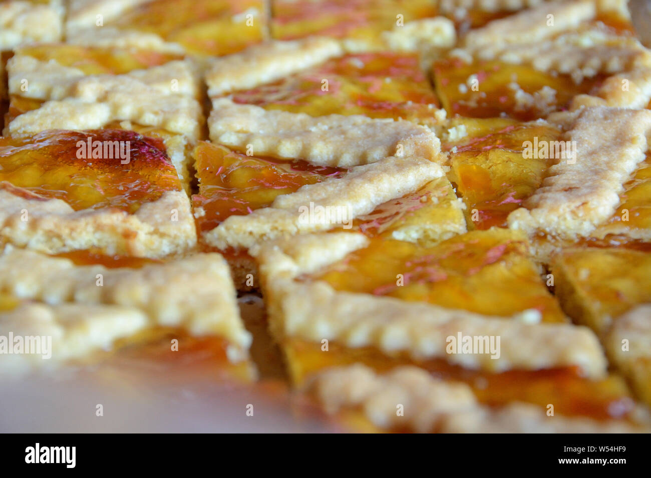 Dettagli di gustosi piatti fatti in casa orange tart. Vista laterale di una porzione di fatti in casa crostata con marmellata di arancio Foto Stock