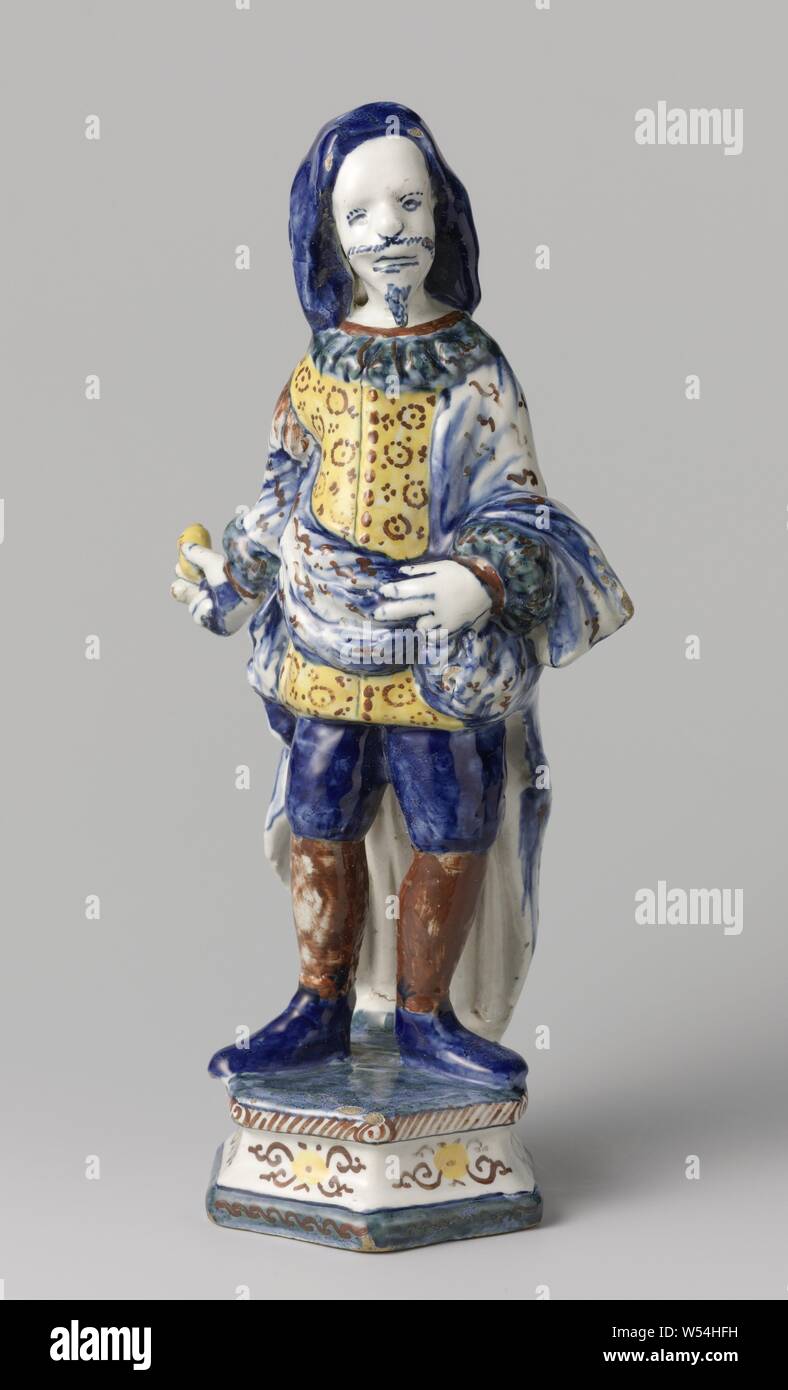Scaramouche, faience figura maschile. Presentazione di Scaramouche, uno dei ruoli maschili della Commedia dell'Arte", i tipi in 'commedia dell'arte", anonimo, Delft, c. 1725 - c. 1740, h 29.0 cm Foto Stock