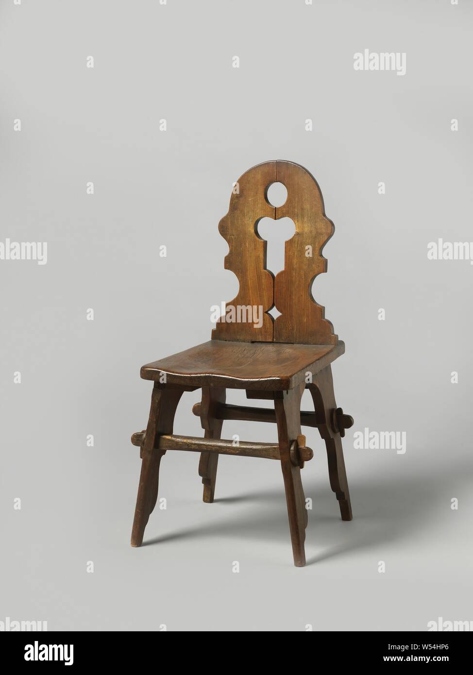 Sedia con a forma di vaso decoro nello schienale e seduta in legno, sedia in faggio il cui a forma di vaso back consiste di due posti simmetricamente schede frastagliati, con una circolare, chiave e a forma di diamante incavo mediano. Il legno sedile di forma trapezoidale è ondulato nella parte anteriore. Le gambe sono diritte all'esterno corrugato all'interno e si estendono più ampia verso ogni altra sui lati. Essi sono collegati nella parte anteriore e posteriore da sport, questa connessione è reso visibile in corrispondenza delle gambe con un cappuccio, anonimo, Paesi Bassi meridionali, c. 1500 - c. 1600, faggio (legno), h 93 cm × W 39 cm Foto Stock