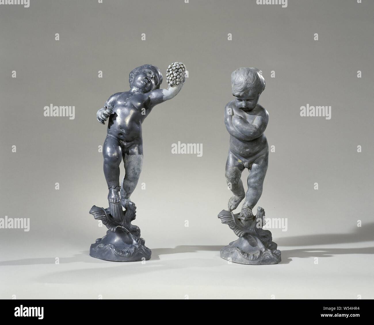 De Winter, Putti è parte di una serie di "Four seasons"., anonimo, Paesi Bassi (eventualmente), c. 1750, h 44 cm × W 16 cm × d 19 cm × W 7.5 kg Foto Stock