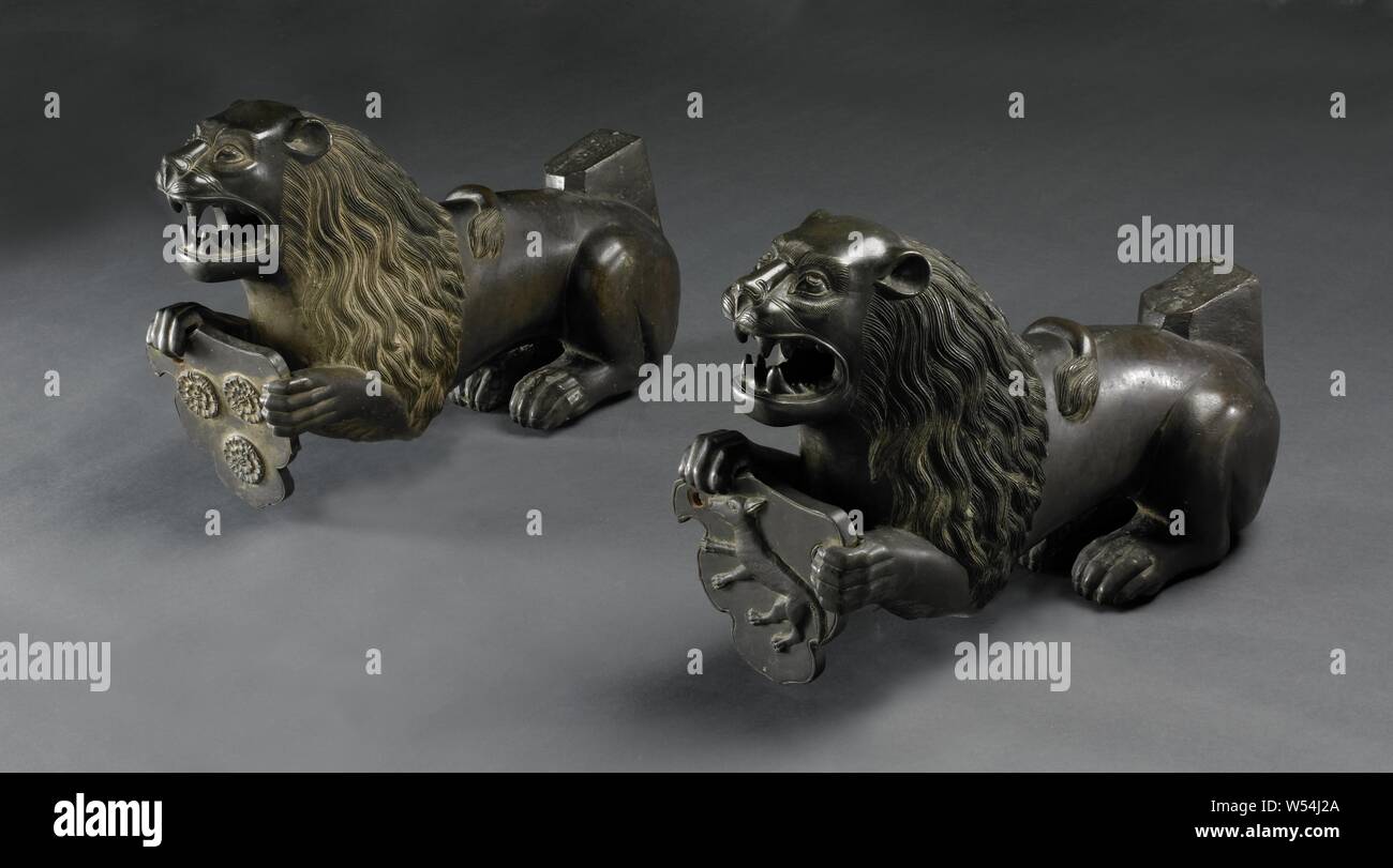 Due leoni protezione cuscinetto-lion, proveniente da una fonte battesimale, il leone si siede sulle zampe posteriori, apre la bocca di Stark e ha la coda sono crollati sulla sua schiena, la zampa destra si appoggia sulla parte superiore della protezione asimmetrica, che mostra un lupo permanente in basso rilievo, la sinistra regge il lato. Una sporgenza rettangolare sulla parte posteriore del leone, una grande apertura quadrata nel ventre, belve, animali predatori: lion, anonimo, Noord-Duitsland, c. 1350, bronzo (metallo), h 40.5 cm × l 60,0 cm × W 24,0 cm × W 46 kg Foto Stock