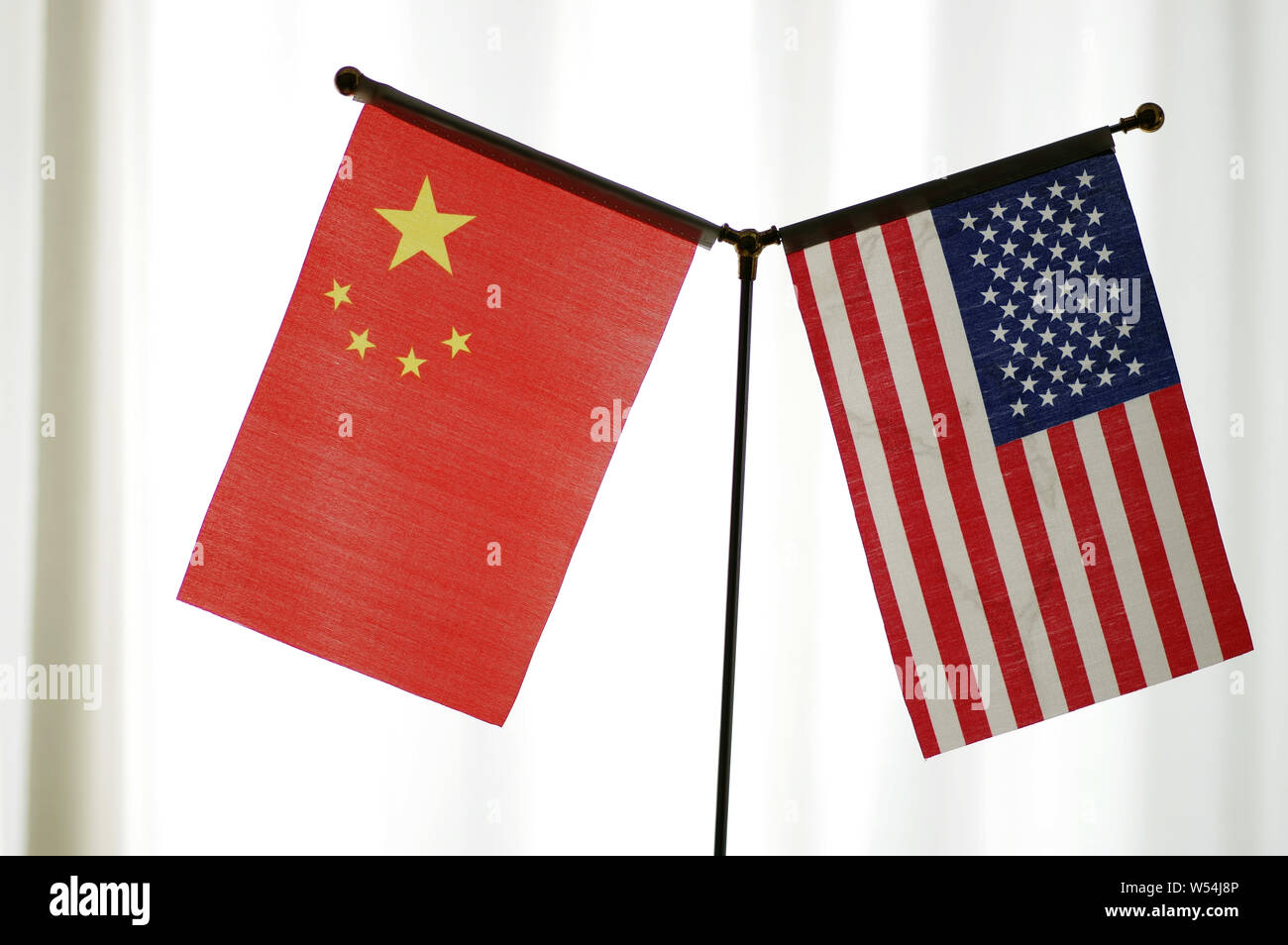 --FILE--bandiere nazionali della Cina e gli Stati Uniti sono visti in Ji'nan city, est della Cina di provincia di Shandong, 14 giugno 2018. La Cina ha detto a noi delega Foto Stock