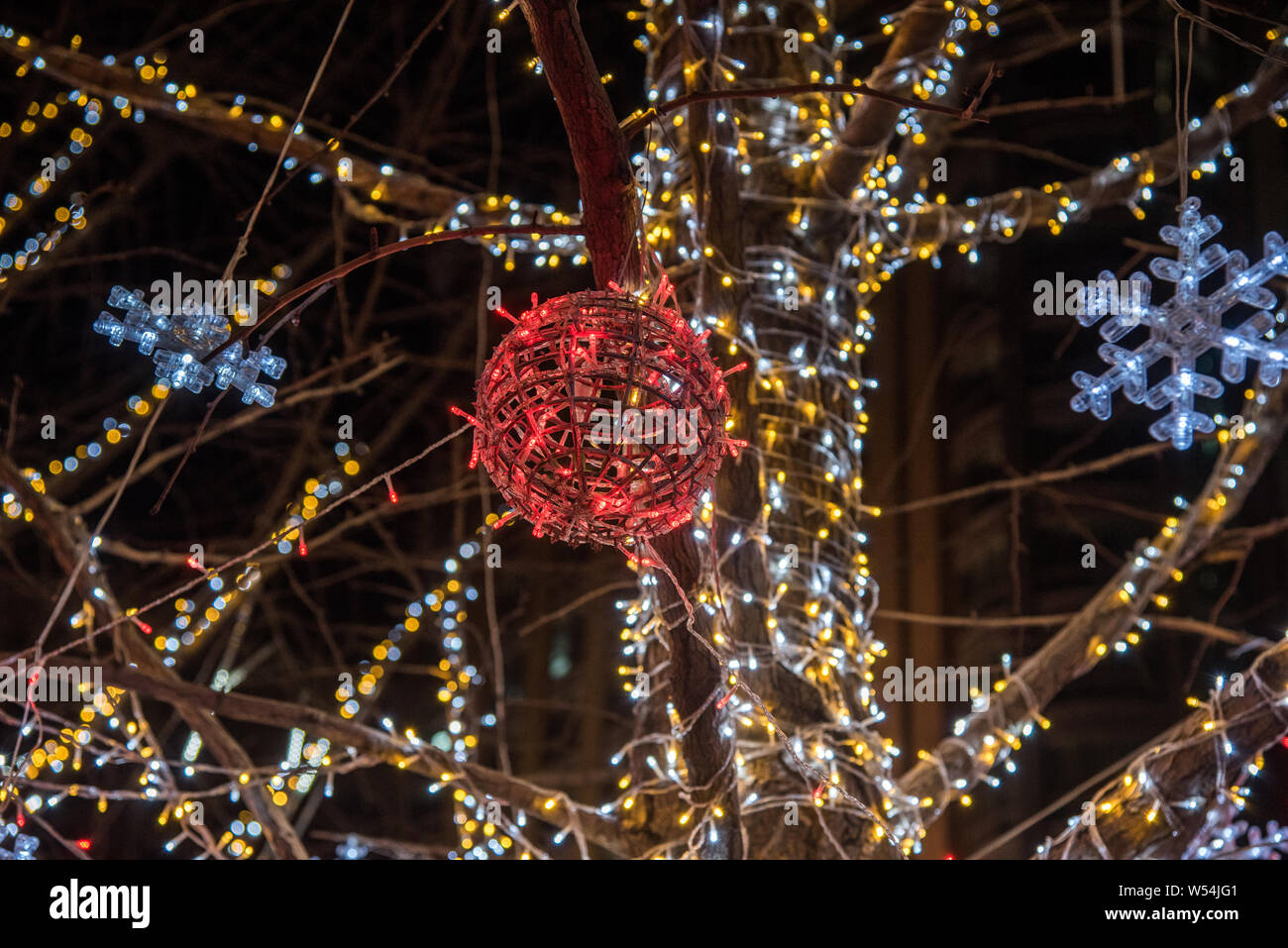 Splendide decorazioni sono adornate lungo Chang An Avenue per la imminente nuovo anno lunare cinese o Festa di Primavera a Pechino in Cina, 30 gennaio 2019. Foto Stock