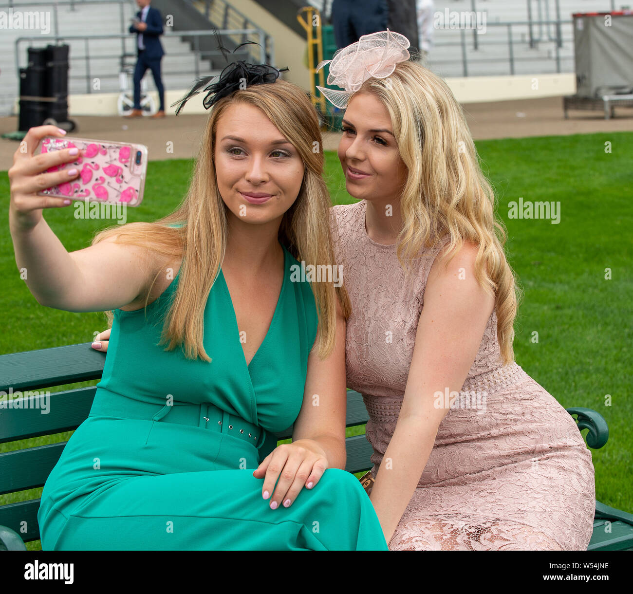 Ascot Racecourse, Ascot, Regno Unito. 26 Luglio, 2019. È tempo di selfie per due giovani ragazze a Ascot Racecourse. Credito: Maureen McLean/Alamy Live News Foto Stock