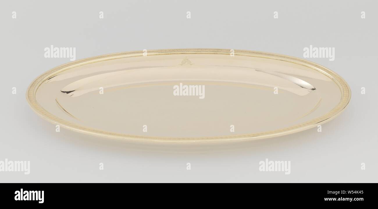 Piatto ovale, in argento placcato oro platter, Impero, con uno stretto bordo palm. Con l'accompagnamento di alta coperchio ricurvo, Jean Baptiste Claude Odiot, Parigi, 1819, argento (metallo), doratura (materiale), doratura, h 24.7 cm × d 48,8 cm × d 31,4 cm Foto Stock
