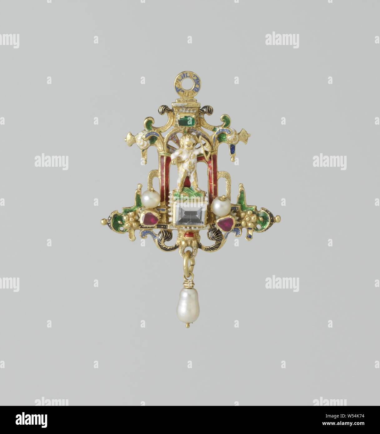 Pendente a forma di Cupido in una nicchia, pendente con Amor in una nicchia, pendenti d'oro, smalti e pietre preziose. Che rappresenta una figura anamorfici, in piedi in una nicchia, circondato da una cornice rinascimentale., anonimo, Germania, c. 1560 - c. 1580, oro (metallo), perla, h cm 5,5 × w 3,9 cm Foto Stock