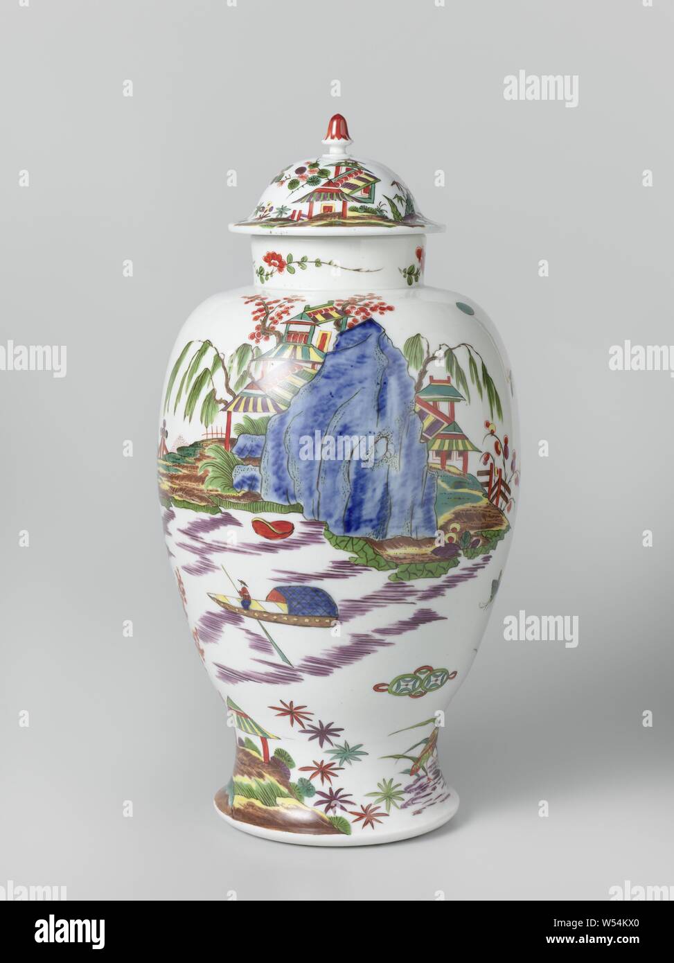 Vaso Lidded Vaso con coperchio Vaso con coperchio e multicolori dipinte con un paesaggio dopo il cinese esempio, Vaso di porcellana dipinta con un piede in sospeso e un coperchio curvo con una manopola. Nel vaso, underglaze blu e molti colori, paesaggi con rocce, alberi e arbusti in cui figure cinesi, templi, uccelli, farfalle e un uomo in barca sono verniciati. Ci sono due uccelli acquatici affacciati su di un lato del bordo del piede. Il collo della bottiglia è dipinta con spray di fiori in rosso e verde e il coperchio con paesaggi con i templi e le piante., Meissener Porzellan Manufaktur, Meissen, c. 1725 Foto Stock