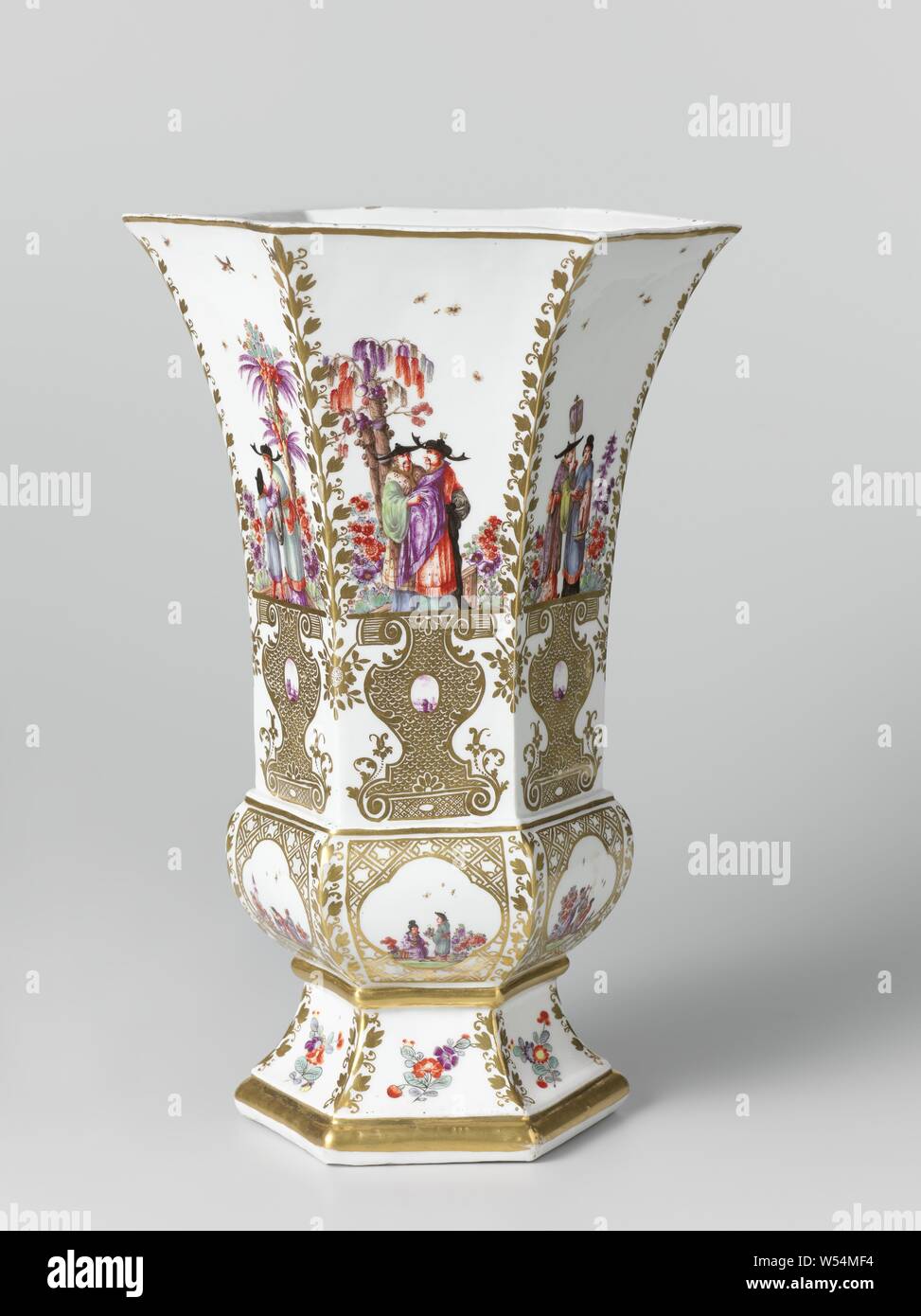 Vaso vaso vaso e multicolori dipinte con chinoiseries, esagonale vaso di porcellana dipinta. Il vaso ha un alto basamento sul quale un nodus-simili e la parte che si estende verso l'alto il corpo vaso. La base è decorata con colorate Indian Blumen, nodus con multicolore Höroldt Chinosi. Le nervature sono decorate con fiore candelabri in oro. I campi del corpo sono adornate con Höroldt-chinoiseries sulla console dorata con una rientranza di forma ovale con una faccia del porto. Il vaso è contrassegnato., Meissener Porzellan Manufaktur, Meissen, c. 1730 - c. 1735, porcellana (materiale), h 31.7 cm × d 21,0 cm Foto Stock