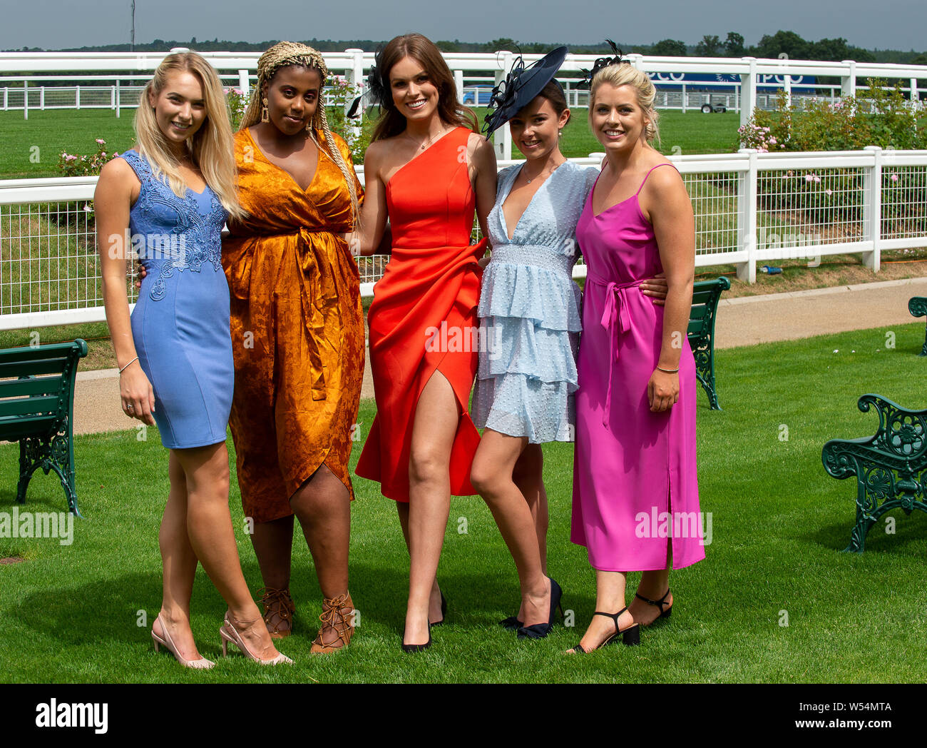 Ascot Racecourse, Ascot, Regno Unito. 26 Luglio, 2019. Infermiera cardiaco Lauren Cowan (centrale) e i suoi colleghi di infermieristica dal Great Ormond Street ospedale per bambini godono di un giorno di riposo a Ascot Racecourse. Credito: Maureen McLean/Alamy Live News Foto Stock