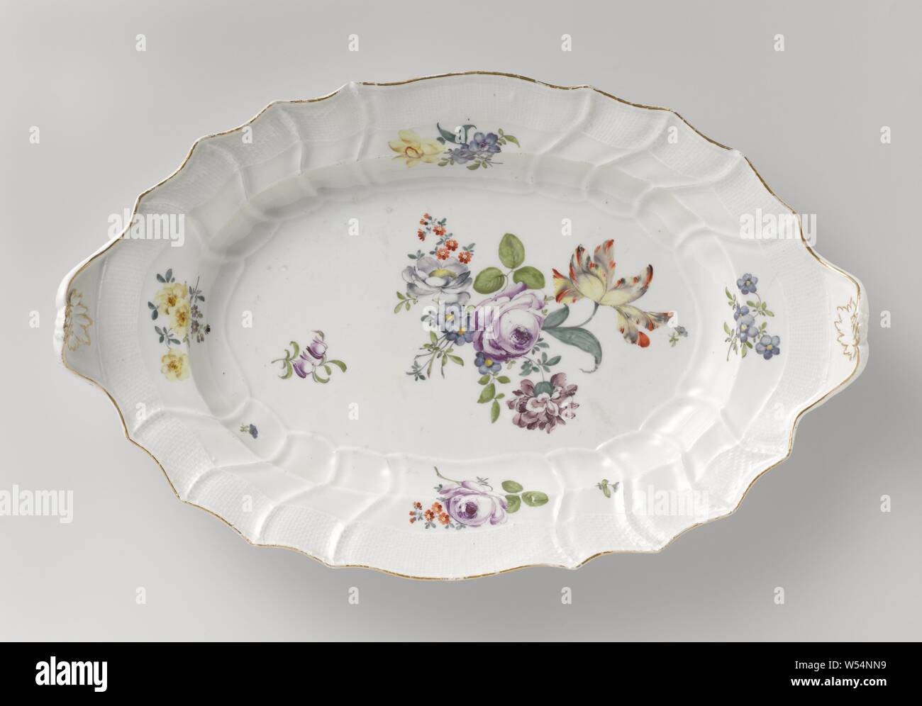 Piattino-piatto e multicolori con Deutsche Blumen, insetti e frutti, ovale piatto per una terrina, porcellana dipinta. Il confine è decorata con la Neuozier disegno a rilievo. Il piatto è dipinta con Deutsche Blumen, insetti e frutti. Il piatto ha una stretta rastremata sezione orecchio sui lati corti, decorato con un vassoio e goffrato con bordi dorati. Il piatto è contrassegnato e appartiene a un servizio, Meissener Porzellan Manufaktur, Meissen, c. 1750 - c. 1760, porcellana (materiale), l 42,5 cm × W 26,5 cm Foto Stock