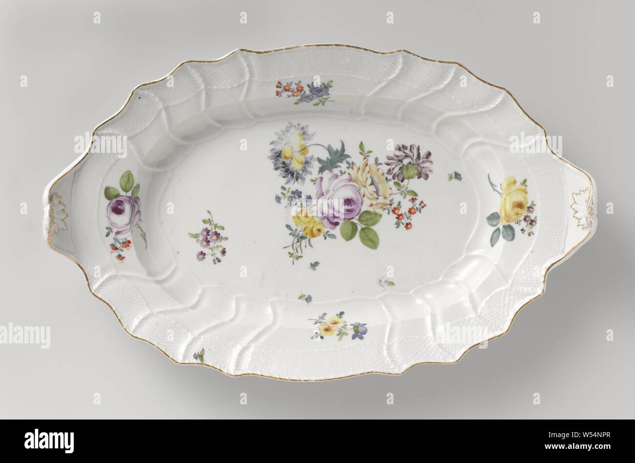 Piattino-piatto e multicolori con Deutsche Blumen, insetti e frutti, ovale piatto per una terrina, porcellana dipinta. Il confine è decorata con la Neuozier disegno a rilievo. Il piatto è dipinta con Deutsche Blumen, insetti e frutti. Il piatto ha una stretta rastremata sezione orecchio sui lati corti, decorato con un vassoio e goffrato con bordi dorati. Il piatto è contrassegnato e appartiene a un servizio, Meissener Porzellan Manufaktur, Meissen, c. 1750 - c. 1760, porcellana (materiale), l 42,5 cm × W 26,5 cm Foto Stock