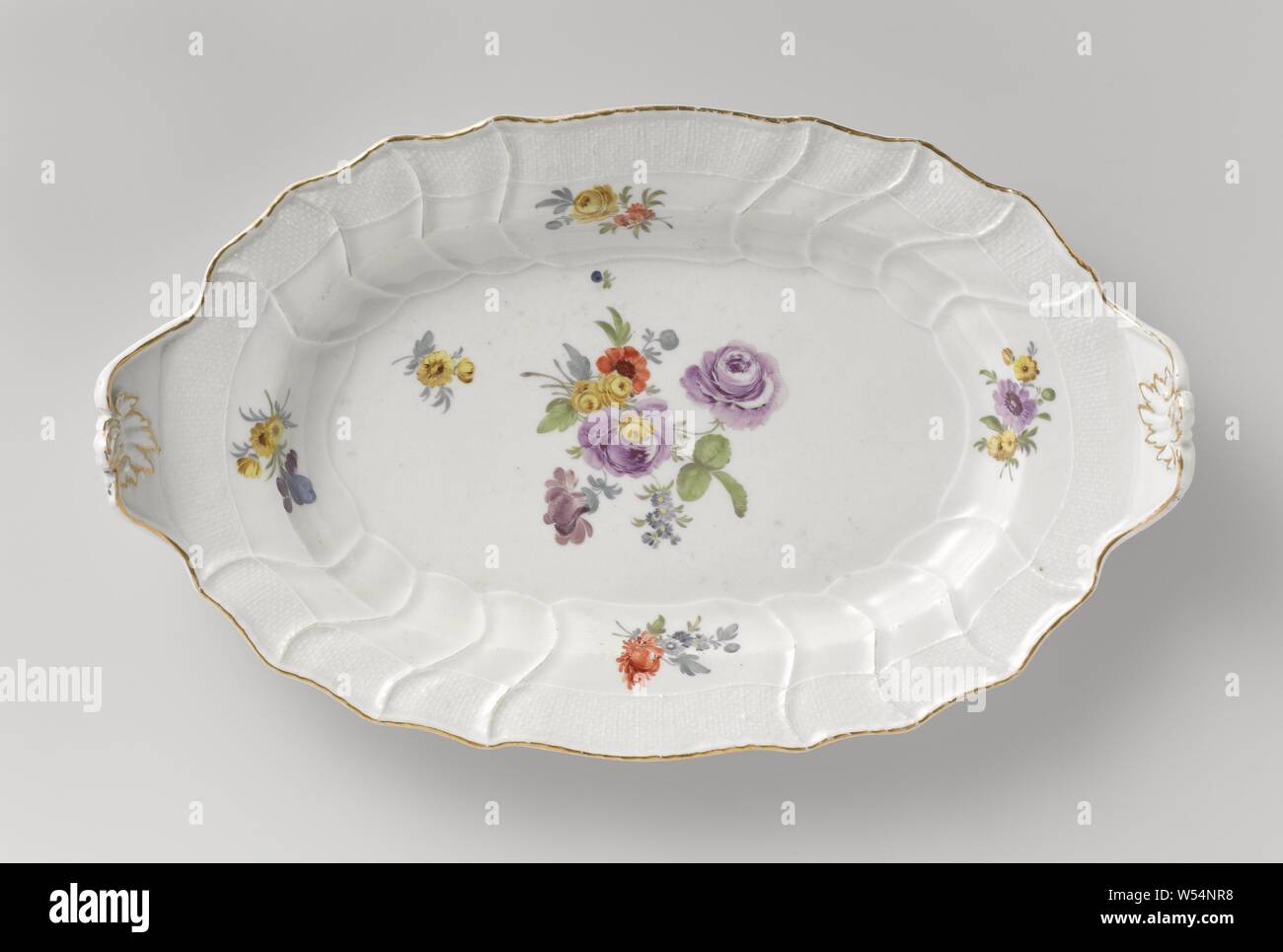 Piattino e multicolori con Deutsche Blumen, insetti e frutti, ovale piatto per una terrina, porcellana dipinta la frontiera è decorata con la Neuozier disegno a rilievo. Il piatto è dipinta con Deutsche Blumen, insetti e frutti. Il piatto ha una stretta rastremata sezione orecchio sui lati corti, decorato con un vassoio e goffrato con bordi dorati. Il piatto è contrassegnato e appartiene a un servizio, Meissener Porzellan Manufaktur, Meissen, c. 1750 - c. 1760, porcellana (materiale), h 7 cm × W 37,4 cm × d 23,0 cm Foto Stock
