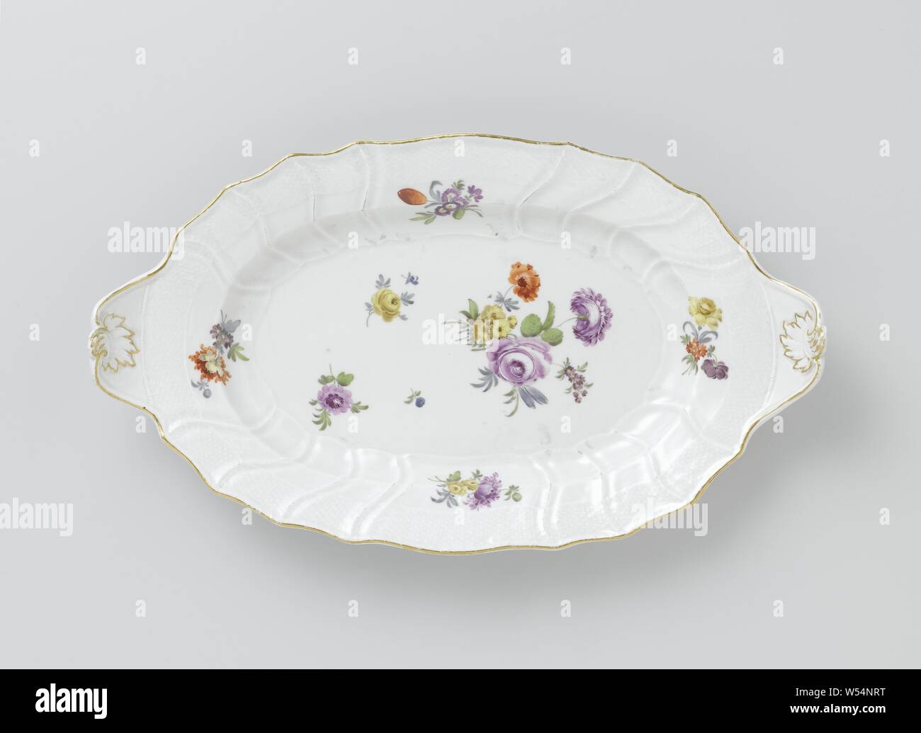 Piattino e multicolori con Deutsche Blumen, insetti e frutti, ovale piatto per una terrina, porcellana dipinta la frontiera è decorata con la Neuozier disegno a rilievo. Il piatto è dipinta con Deutsche Blumen, insetti e frutti. Il piatto ha una stretta rastremata sezione orecchio sui lati corti, decorato con un vassoio e goffrato con bordi dorati. Il piatto è contrassegnato e appartiene a un servizio, Meissener Porzellan Manufaktur, Meissen, c. 1750 - c. 1760, porcellana (materiale), l 39,2 cm × W 23,0 cm Foto Stock