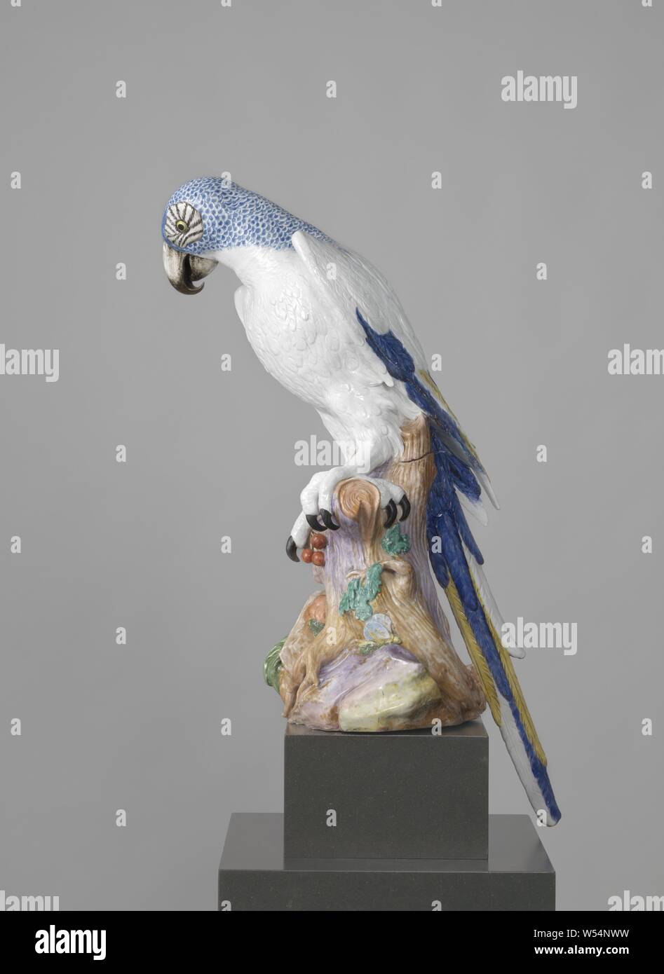 Blue Macaw, figura di porcellana dipinta. La figura rappresenta un pappagallo (macaw) seduto su un moncone con foglie. Il pappagallo è un blu squamosa del collo e della testa e di un corpo bianco. La coda e le estremità delle ali sono dipinte di blu, giallo e bianco. Sotto la gamba destra è un ramo con ciliegie. La figura non è segnata, uccelli ornamentali: Parrot, Meissener Porzellan Manufaktur, Meissen, 1731, porcellana (materiale), h 82.0 cm h 69,5 cm w 51,0 cm × d 32,5 cm w 22,5 cm × d 28,0 cm, 16,6 kg Foto Stock