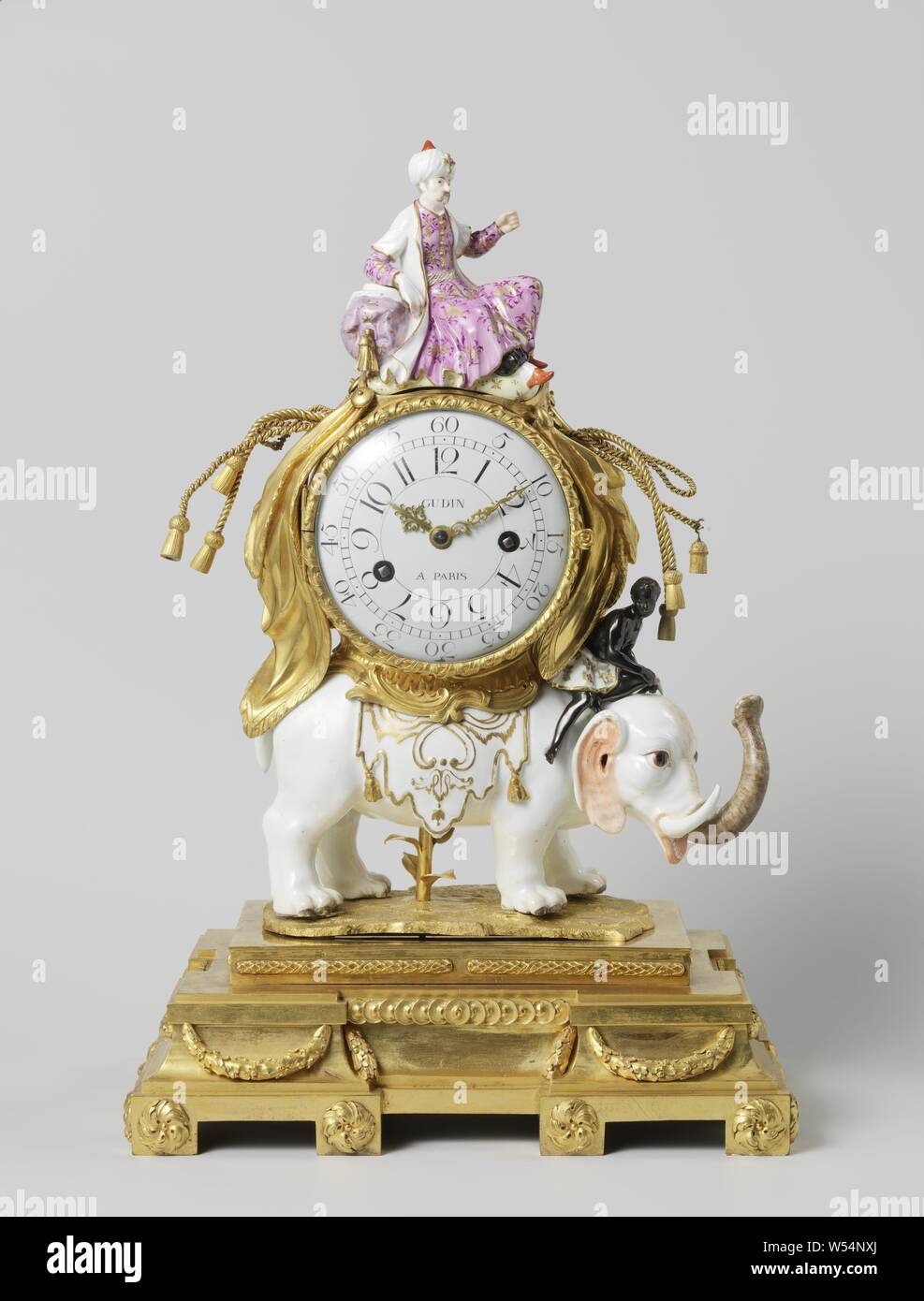 Mantello orologio (pendolo), Pendolo, orologio portato da un elefante di porcellana policroma. L'elefante sorge su una forma rettangolare in bronzo dorato con piedistallo decorazione di denaro contate, rosoni e ghirlande. Sulla parte superiore dell'orologio è un Sultano (rimovibile), e sul collo dell'elefante è un uomo nero. La porcellana non è contrassegnato, trunked animali: Elephant, anonimo, Parigi, c. 1753 e/o c. 1760 - c. 1765, porcellana (materiale), bronzo (metallo), doratura (materiale), doratura, h 52,5 cm × W 34,6 cm × d 23,5 cm w 33,5 cm × d 22,3 cm Foto Stock