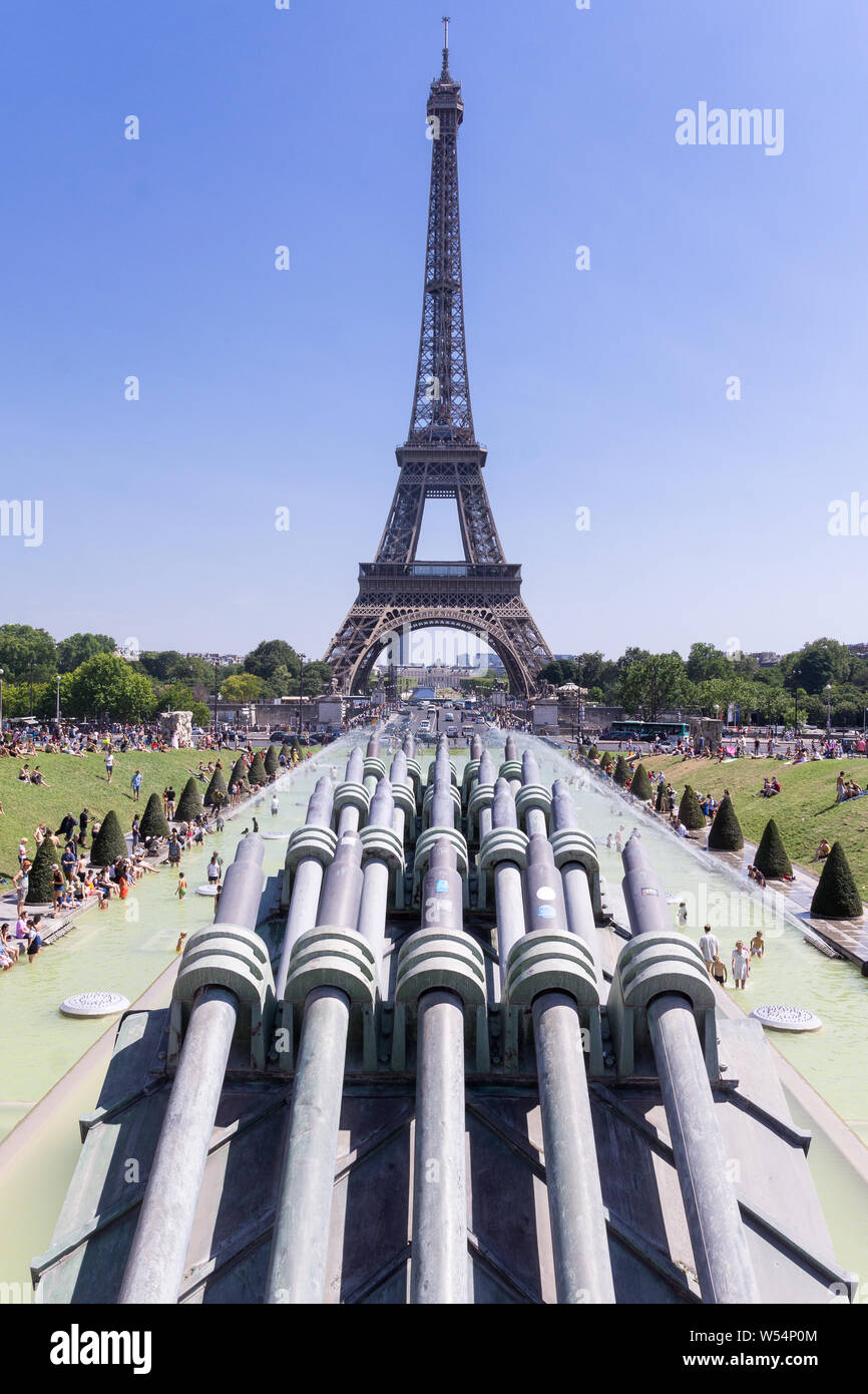 Torre Eiffel vista dai giardini del Trocadéro con le cannoni d'acqua della fontana di Varsavia in primo piano, Parigi, Francia. Foto Stock