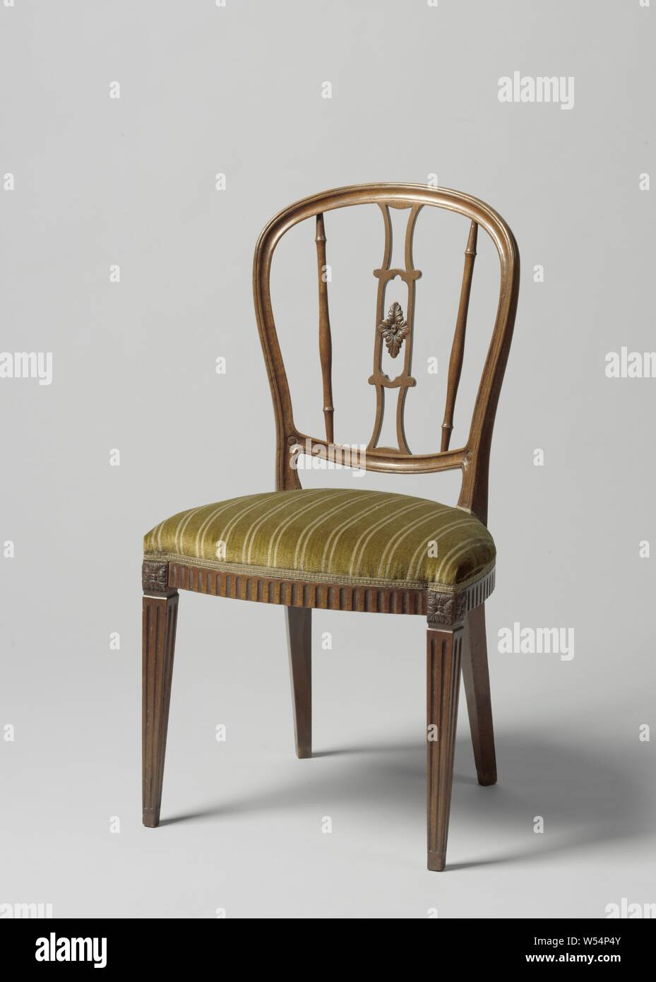 Mobili, sedia in mogano, in appoggio sulle gambe di quadrati che strette verso il basso e portano rosette acanto sulle case, le zampe posteriori dare modo all'indietro. La open curvi e sagomati retro ha una stretta mid-stile e due rivolti ad angolo bar. Le scanalate telaio del sedile è leggermente piegato nella parte anteriore con un angolo quadrato pezzi, la parte posteriore è di forma semicircolare. La selleria di maturare verde è stato applicato successivamente., anonimo, Olanda, 1775 - 1800, il legno (materiale vegetale), mogano (legno), velluto (fabric weave), h 96,5 cm × W 52,5 cm × d 50 cm × h 49 cm × d 40 cm Foto Stock