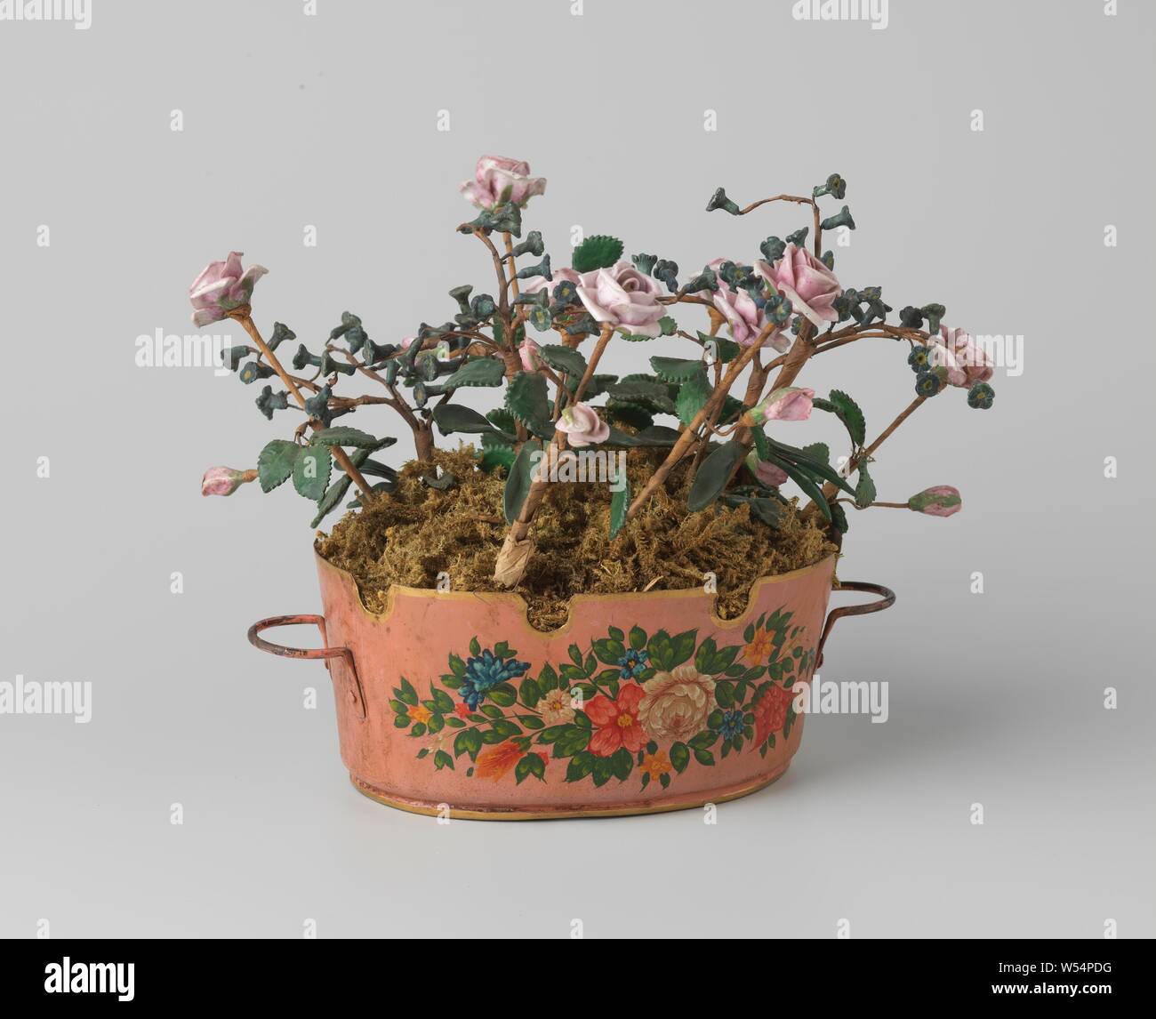 Vaso di fiori, fioriera di métal Peint con rose e dimenticare-me-poveri. Il recipiente di forma ovale con bordo dentellato visualizza un ciuffo di fiori in blu, bianco, rosso e arancione sul box-rosa salmone tra il legno di bosso foglie di palmo. Liscio maniglie semicircolari sono previsti sul lato. Fake steli di ferro sono bloccati in finto moss, con undici lilla-le rose rosa e boccioli e quattro rami tripla con dark green-blue dimenticare-me-poveri. Innumerevoli carta verniciata (?) foglie., anonimo, Francia, c. 1790 - c. 1800, porcellana (materiale), metallo, carta, h 9 cm × W 19 cm Foto Stock