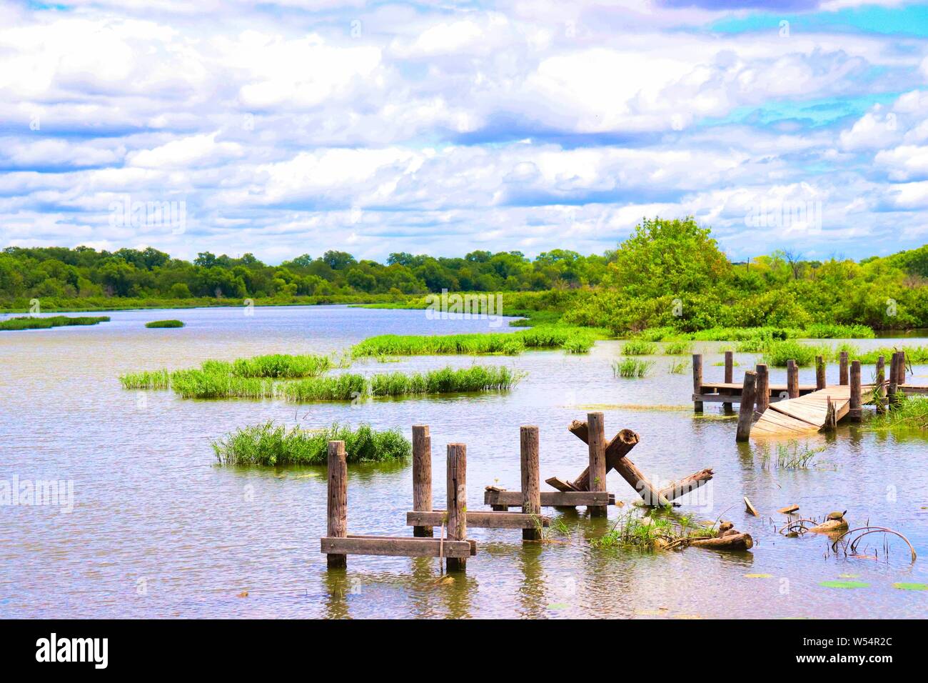 Dock danneggiato in un fiume Foto Stock