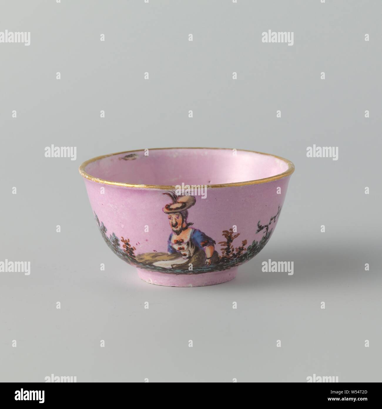 Tazza in porcellana con una rosa-viola fond, tazza di porcellana con una rosa-viola fond. Sulla testa di un pezzo di terra con una donna seduta che indossa un cappello piatto con piume., Manufactuur Oud-Loosdrecht (eventualmente), c. 1772, porcellana (materiale), h 4.0 cm × d 7.5 cm h 2,0 cm × d 12,5 cm Foto Stock