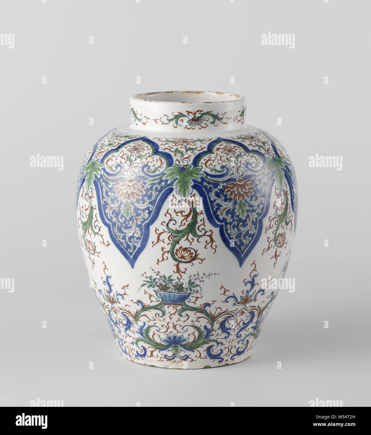 Pot (senza coperchio) da faience, Pot (senza coperchio) da maioliche. Verniciato multicolore con lambrequins e addobbi floreali., Dio benedice Noè e gli dà i suoi comandamenti, l'alleanza di Dio con Noè: mai più ci sarà un diluvio, come un segno di questa alleanza Dio mette un arcobaleno nel cielo, uccelli, animali, anonimo, Delft, 1695 - 1720, h 22.7 cm d 18,5 cm d 11,5 cm Foto Stock