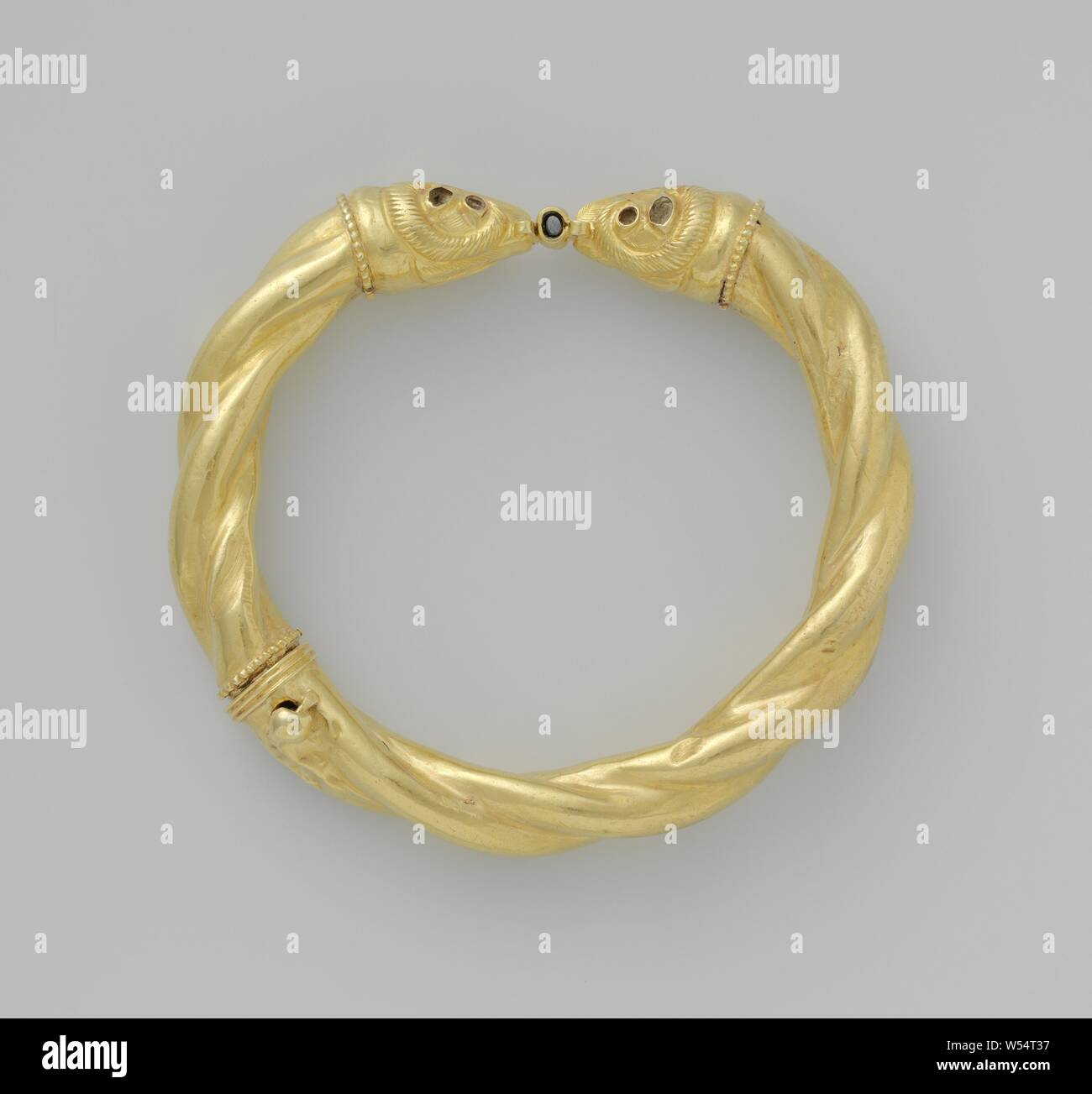 Bracciale braccialetto di oro, costituito da due spire con teste di ram su entrambe le estremità., anonimo, Egypte (eventualmente), c. 900 - c. 1100, oro (metallo), d 8,5 cm Foto Stock