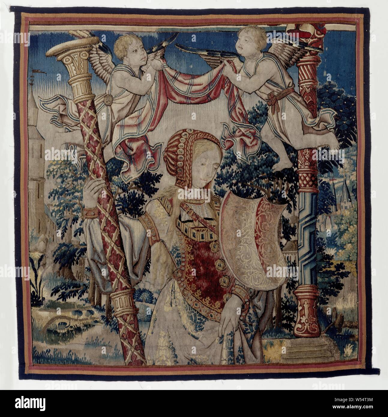La castità con due putti, frammento dal trionfo della castità circa amore trionfi del Petrarca (titolo serie), il frammento di un arazzo con il trionfo della castità sull'amore. La caratterizzazione della castità mantiene una colonna di sinistra ed è fiancheggiato da due putti. La moquette era originariamente parte della serie di Trionfi di Petrarca., anonimo, Bruxelles, c. 1510 - c. 1525, ketting, inslag, arazzi, h 113.0 cm × w 110,0 cm Foto Stock