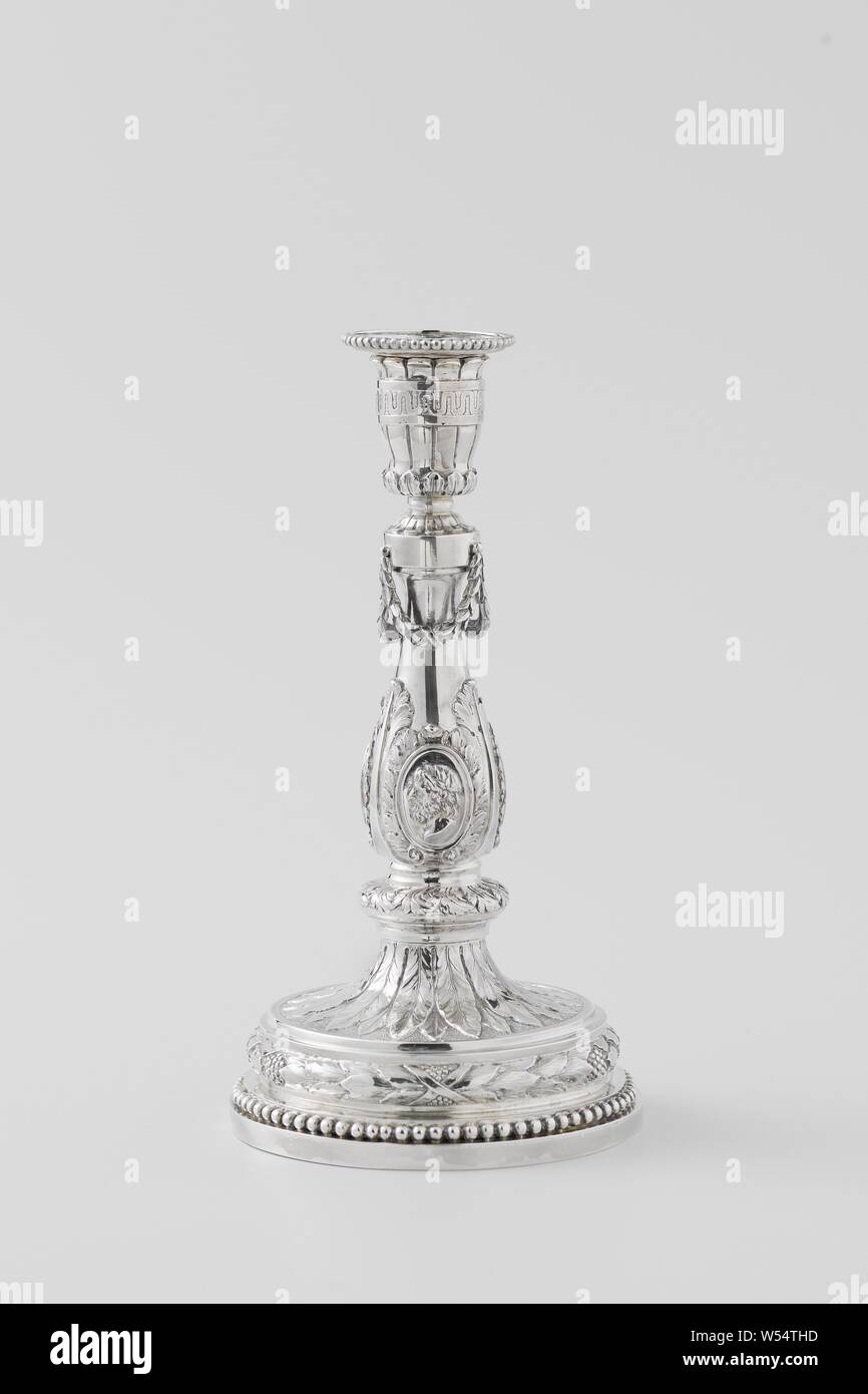 Coppia di candelieri candelabro con medaglioni coppia di candelieri, i candelabri sono circolari in sezione trasversale. La a parete dritta base presenta una parte superiore piatta su cui corre una perla cerchio che circonda il piede. Questo è costruito in più fasi e consiste di uno strato della parte liscia, una maggiore parte centrale al di sopra del quale un serto di foglie di alloro e bacche legata con nastri corre e una curva, il ringiovanimento parte con una decorazione di due strati di foglie di fascio sovrapposti su un fustellato di massa. Piede e trunk sono separati da una superficie piana di nodus, decorato con foglie di acanto, chiuso dai bordi del profilo. La balaustra Foto Stock