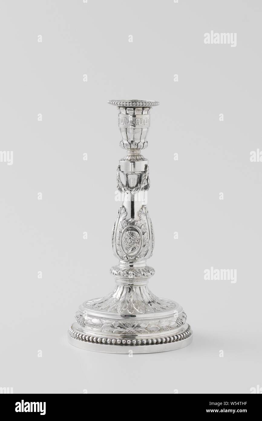 Coppia di candelieri candelabro con medaglioni coppia di candelieri, i candelabri sono circolari in sezione trasversale. La a parete dritta base presenta una parte superiore piatta su cui corre una perla cerchio che circonda il piede. Questo è costruito in più fasi e consiste di uno strato della parte liscia, una maggiore parte centrale al di sopra del quale un serto di foglie di alloro e bacche legata con nastri corre e una curva, il ringiovanimento parte con una decorazione di due strati di foglie di fascio sovrapposti su un fustellato di massa. Piede e trunk sono separati da una superficie piana di nodus, decorato con foglie di acanto, chiuso dai bordi del profilo. La balaustra Foto Stock