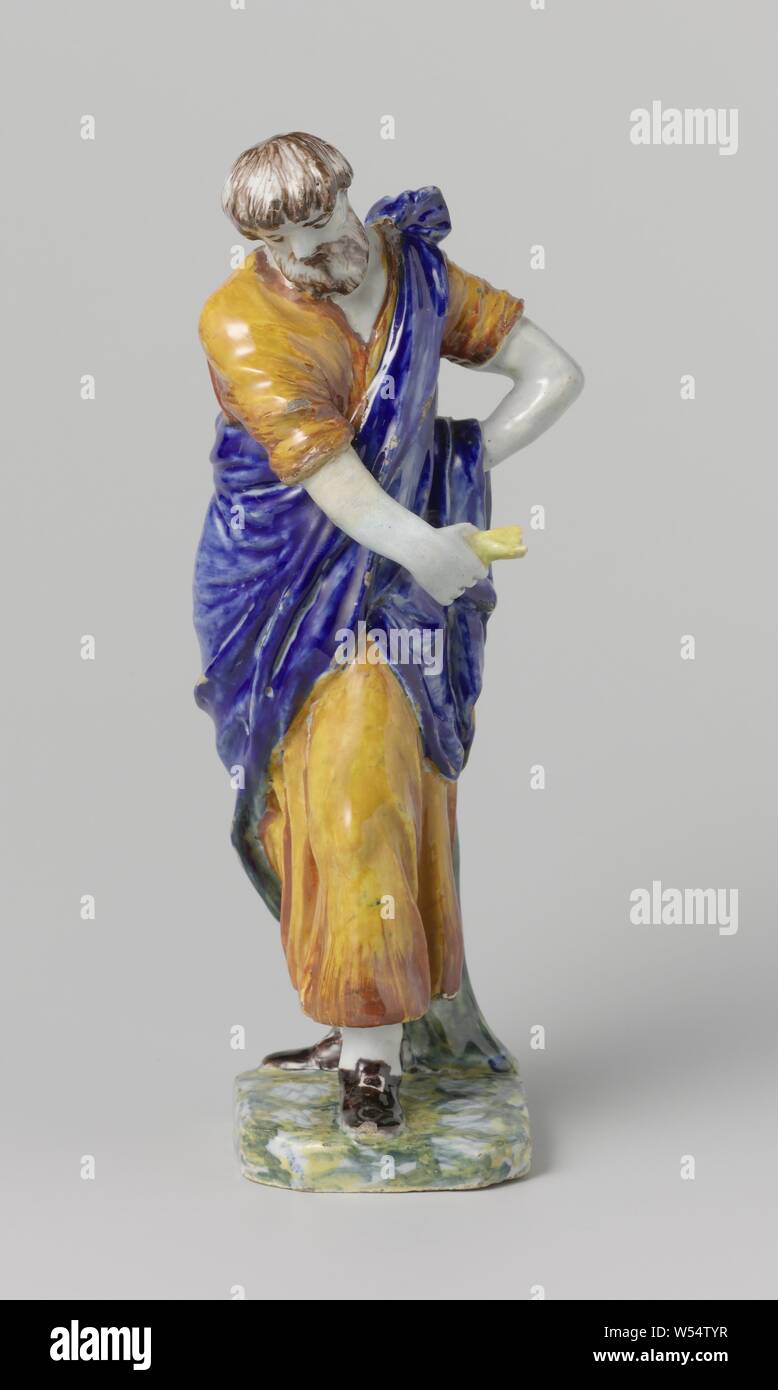 Oggetto decorativo, figura maschile di faience, che rappresenta un apostolo con in mano un rotolo. Verniciato multicolore., anonimo, Delft, 1760 - 1785, h 22.8 cm × W 8.4 cm × d 8,4 cm Foto Stock