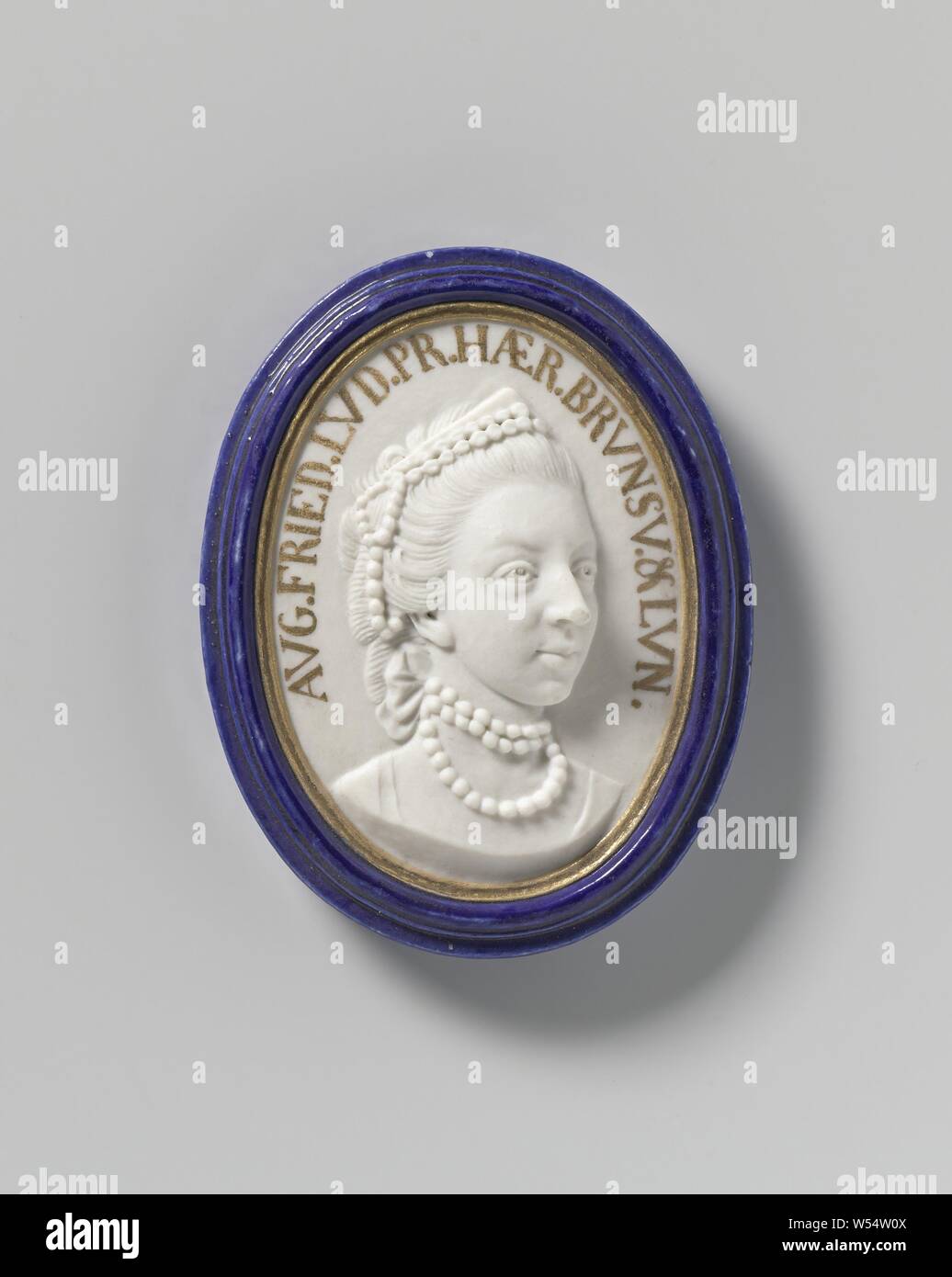 Medaglione con il ritratto di Augusta del Galles, la moglie di Karl Wilhelm Ferdinand principe o Braunschweig-Lüneburg, medaglione di porcellana dipinta sul biscotto in blu e oro. Il medaglione mostra in rilievo il ritratto di Augusta del Galles, moglie di Karl Wilhelm Ferdinand erede di Braunschweig-Lüneburg con la scritta 'AVG.FRIED.LVD.PR.HAER.BRVNSV. & LVN." contrassegnata sul retro con la F e i33, Germania, Augusta (Principessa di Galles), Karel Willem Ferdinando Duca di Brunswijk-Wolfenbüttel, Fürstenberg, c. 1770 - c. 1780, porcellana (materiale), oro (metallo), la vetrificazione, h 1.1 cm × W 3.3 Foto Stock
