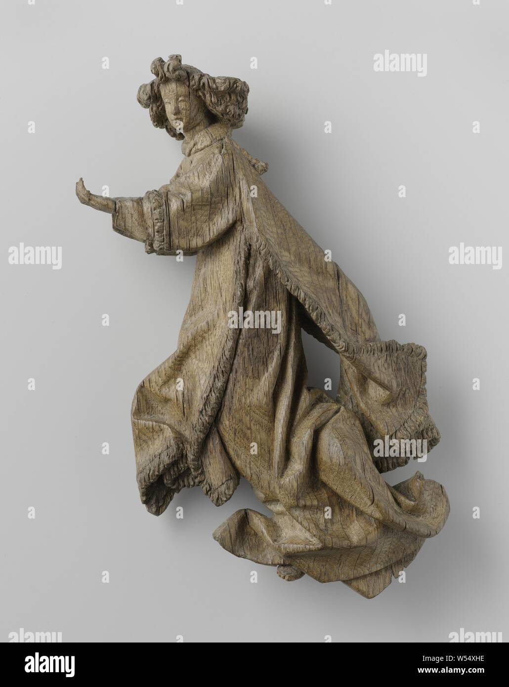 Angelo flottante, Angelo di profilo a sinistra, la testa a tre quarti al visualizzatore. Il piede sinistro, che è rivolta verso l'esterno, appare brevemente sotto l'albe, quello di destra è nascosta al di sotto di esso., Bruxelles, c. 1490, Rovere (legno), h 27 cm Foto Stock
