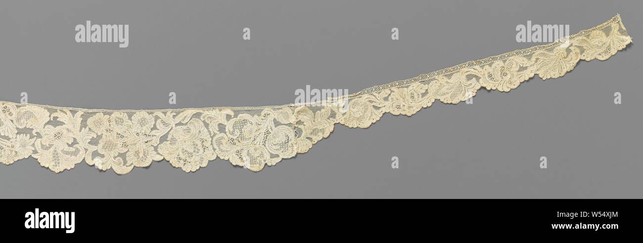 Engageante del merletto ad ago con uno schema simmetrico con un vaso di fiori viticci con selvaggina di penna di foglie e di iridi, Engageante di colore naturale il merletto ad ago: piatto veneziano base netto pizzi (?). Il modello ha un vaso con simmetricamente disposti fiori, fiancheggiata da due dedicate a piedi vigne, su cui grandi fiori con 'casa in casa di lavoro. In aggiunta, il modello dispone di un diaframma ad iride fiancheggiato da fiori spray. I motivi sono realizzati con svitato festival maglie, tra i quali innumerevoli fini intagli sono state effettuate. Un leggermente più spessa, ma ugualmente belle, filetto di contorno è stato utilizzato per accentuare Foto Stock