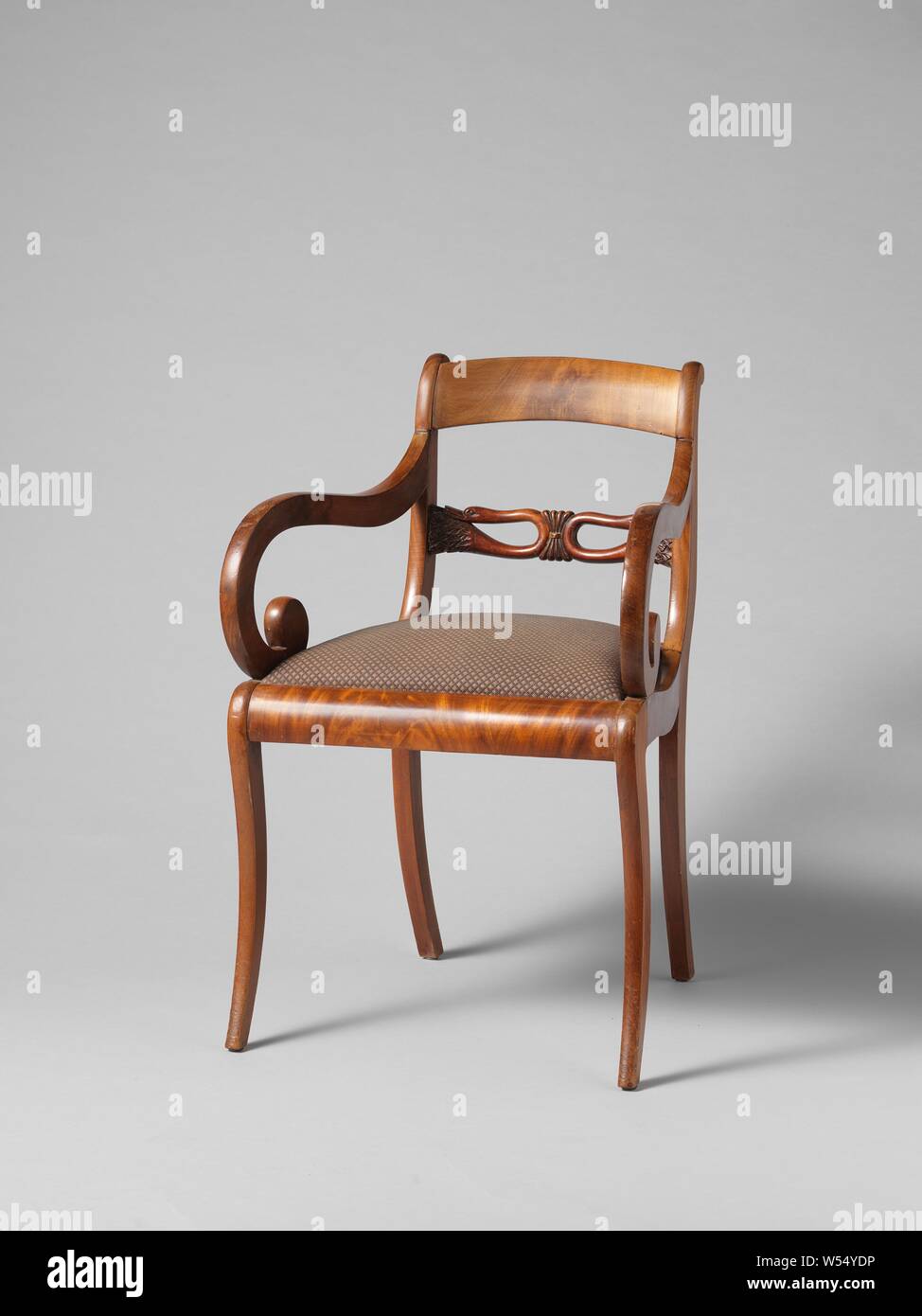 Poltrona con cigni, poltrona da un set di dieci sedie e quattro poltrone di parzialmente solido e in parte in legno di mogano incollato su legno di olmo core. Allentati i sedili imbottiti. La piazza zampe posteriori dare modo all'indietro. Nove sedie e una poltrona hanno sezione quadrata, leggermente arrotondato gambe anteriori, del resto hanno girato rotondo gambe anteriori come questo. La stirata S-risalti sagomati hanno scolpito una rampa intermedio con una tavolozza affiancato da due cigni ripiegata con il collo. La voluta piatta a forma di esecuzione dei braccioli in alto nel retro., anonimo, Olanda, 1830, legno (materiale vegetale), mogano (legno), olmo (legno), tessile Foto Stock