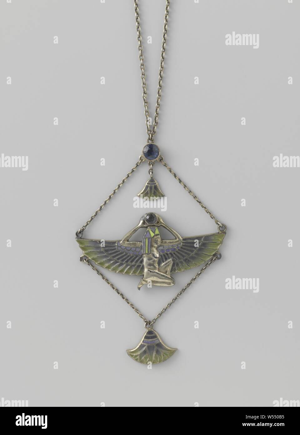 Pendente con motivi egiziano, pendente con catena di argento e smalto in un neo-stile egiziano. Il pendente è costituito da un inginocchiarsi, alato, egyptizing figura femminile. Ella è in possesso di uno zaffiro sopra la sua testa. Le ali sono decorate con il verde e la finestra di lilla smalto. Due catene pendono dalle ali e si riuniscono a fondo con una stilizzata lotus (?) fiore., anonimo, Germania (eventualmente), c. 1900 - c. 1925, argento (metallo), zaffiro (minerale), h 6.2 cm × w 4,5 cm l 43,2 cm Foto Stock