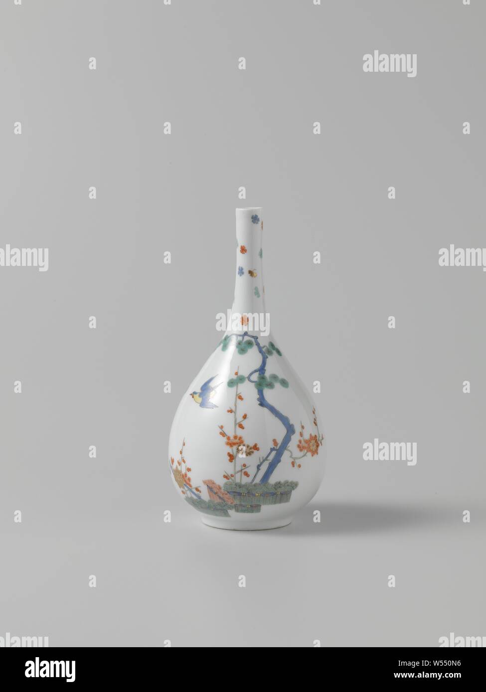 Bottiglia e multicolori dipinte con un decor Kakiemon, bottiglia di porcellana dipinta. La bottiglia è dipinta su un lato con siepi legato con un pino, un prunus e un uccello nel cielo, sull'altro lato con steli di bambù con un uccello. La bottiglia è contrassegnato., Meissener Porzellan Manufaktur, Meissen, c. 1730, porcellana (materiale), h 21.1 cm × d 10,6 cm Foto Stock