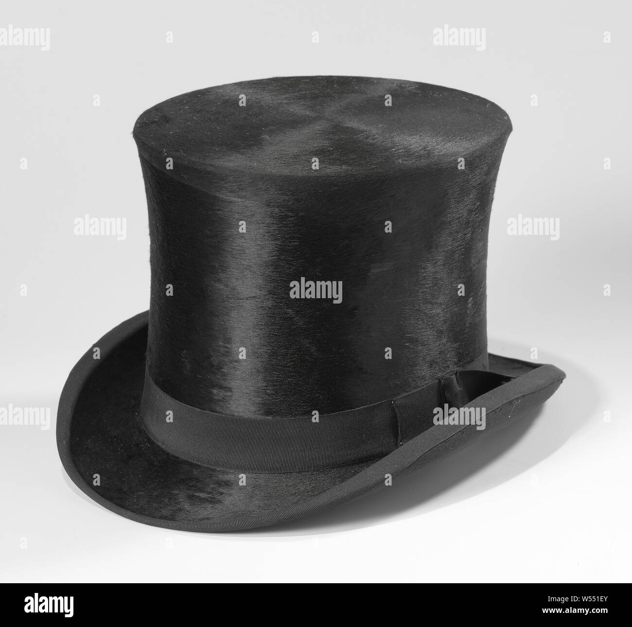 Top hat, Top hat fatta di Nero velluto di seta, Top hat fatta di Nero velluto di seta. Il cilindro è leggermente incavata, il nastro ha una fibbia. Bordo interno rivestito in pelle. Con l'accompagnamento di hat box, coperto con carta con grana di legno imitazione e con fiore spruzza intorno al Royal Dutch stemma sul coperchio, A.F. Herbermann, Amsterdam, c. 1910, la seta, il velluto (fabric weave), lana, pelle, h 16.5 cm c 85 cm Foto Stock