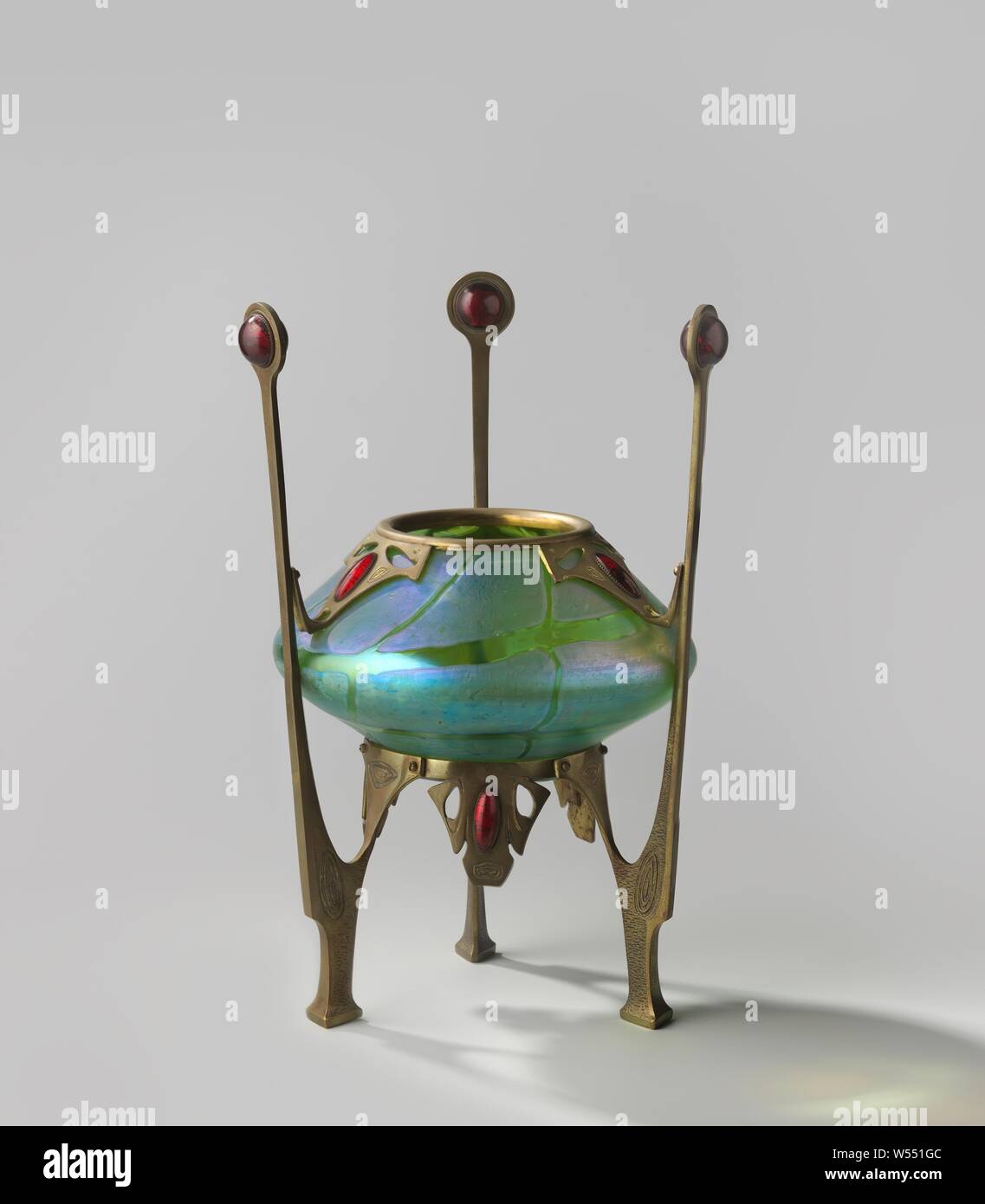 Vaso con superfici incise e iridescenza in ottone dorato, telaio a doppio corpo conico con superfici incise e iridescenza. Ottone placcato in oro cornice, decorata con tre sfere e sei rosso medaglioni di vetro soffiato con foglia oro., anonimo, Bohemen, c. 1900, vetro, ottone (lega), doratura, h 33,8 cm × d 22,8 cm Foto Stock