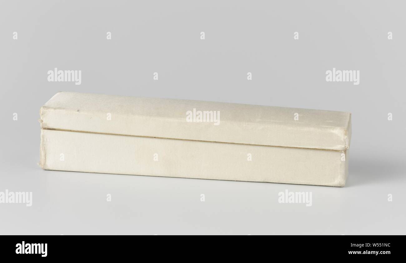 Girante conica scatola di cartone, interamente ricoperta di raso bianco e oro-rivestita sui bordi, completamente rivestita in raso bianco e oro-rivestita sui bordi. Indirizzo di carta inceppato nel coperchio: H.N. van Santen / Kais.. Coll. Hoflieferant / Frankfurt a. M., anonimo, Europa, c. 1910 - c. 1920, geheel, op opstaande randen, pittura, l 21,5 cm × W 4.6 cm × h 4,5 cm Foto Stock