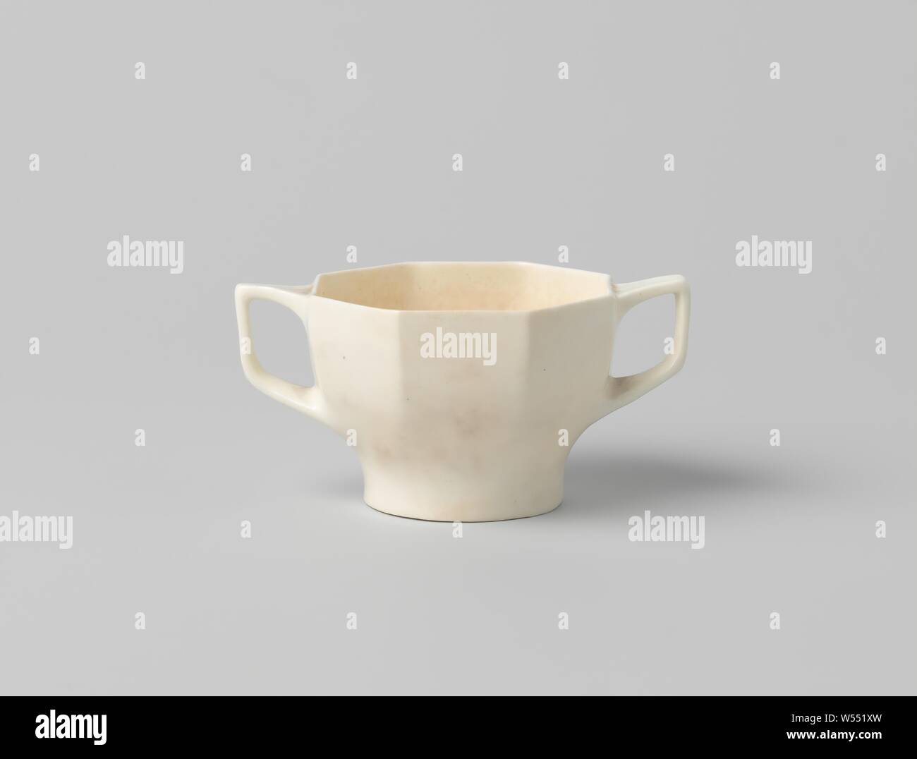 Cup, ottagonale, bianco, tazza di porcellana, di forma ottagonale, con due orecchie. Non verniciato. Questo include un piatto (B)., N.V. Haagsche Plateelfabriek Rozenburg, l'Aia, 1900 - 2000, porcellana (materiale), h 5,0 cm × W 10,1 cm × d 7.3 cm Foto Stock
