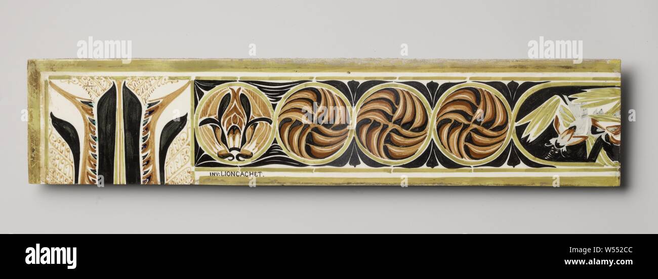 Piastra in ceramica appartenenti ad un camino da Dentz van Schaick's house, firmato: 'ROZENBURG'. Tione del sistema ideali. La piastra appartiene ad un camino che è parte di un rivestimento di pannelli realizzati per la casa del sig. Th.G. Dentz van Schaick su Amsterdam's Frederiksplein 50-52., Carel Adolph Lion cachet, l'Aia, c. 1900 - c. 1905, terraglia, h 65,7 cm × W 14 cm × d 1,5 cm Foto Stock