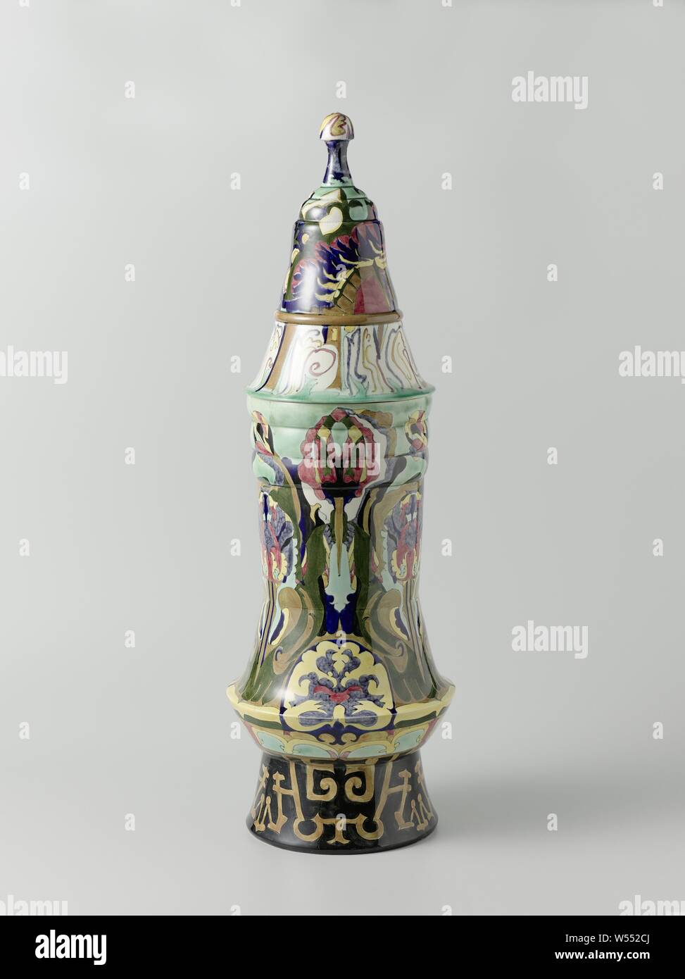 Trave di cinque vasi portafiori con coperchio da una serie di cinque pezzi, design Colenbrander Kaststel, un vaso con coperchio da una serie di cinque pezzi, design Colenbrander. Firma: WG con la lettera F nel tra con un extra di crossbar, HAAG e B (= 1886), fiori, ornamento, Theo Colenbrander, l'Aia, 1886, terraglia, h 66 cm Foto Stock